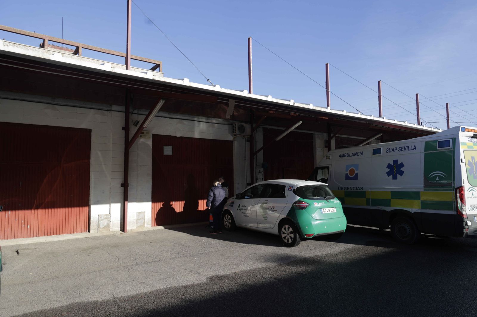 La nave donde ha tenido lugar el desprendimiento del falso techo, cerrada esta mañana.