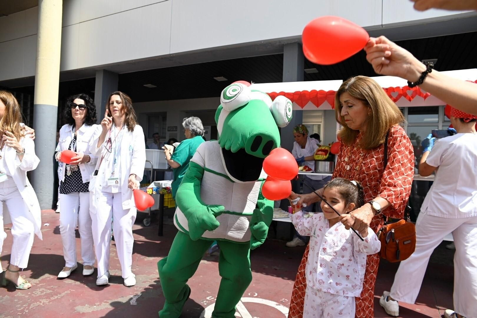 El Hospital Reina Sofía de Córdoba homenajea a los niños hospitalizados, en imágenes