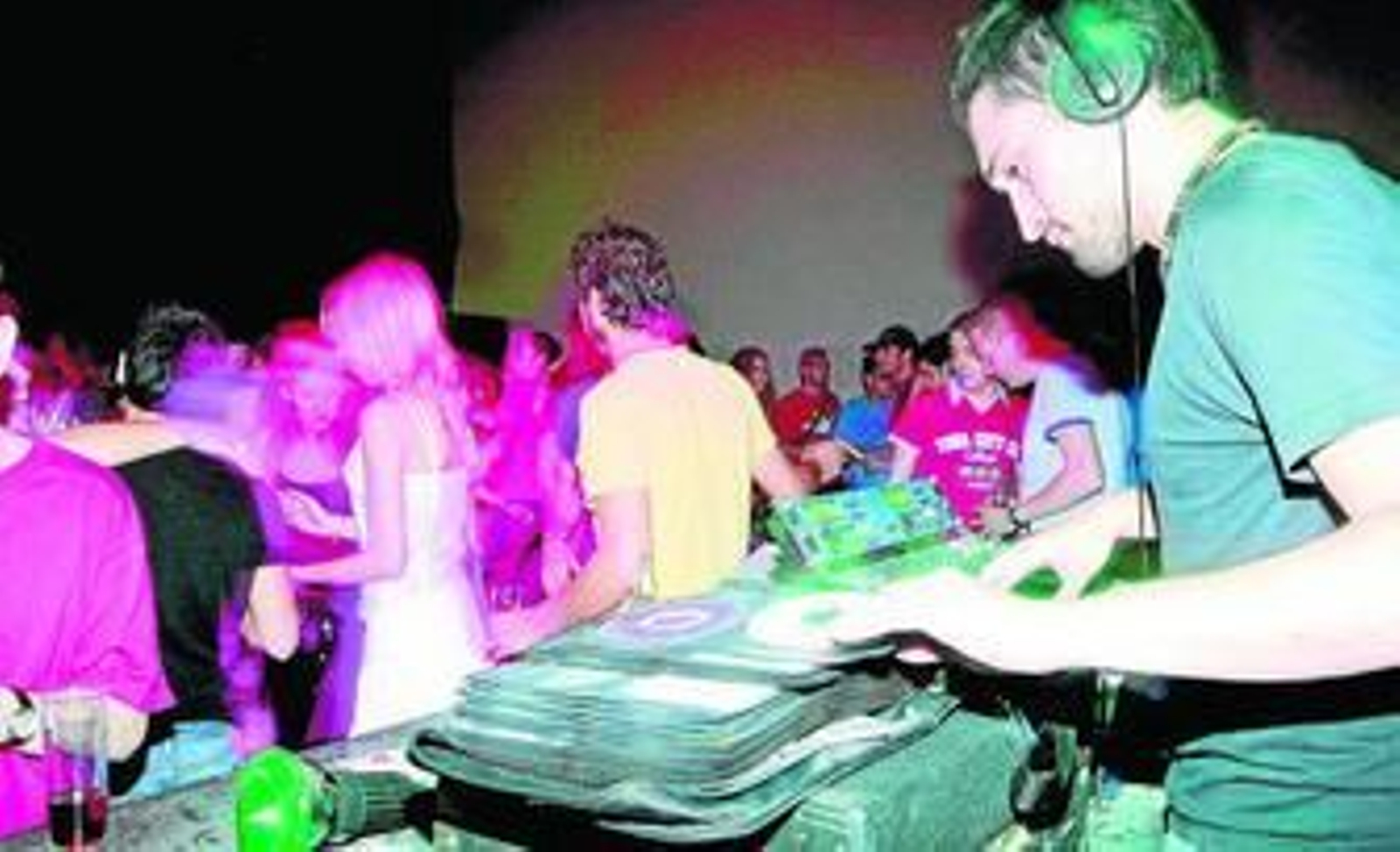 Un pinchadiscos pone música en un local de copas.