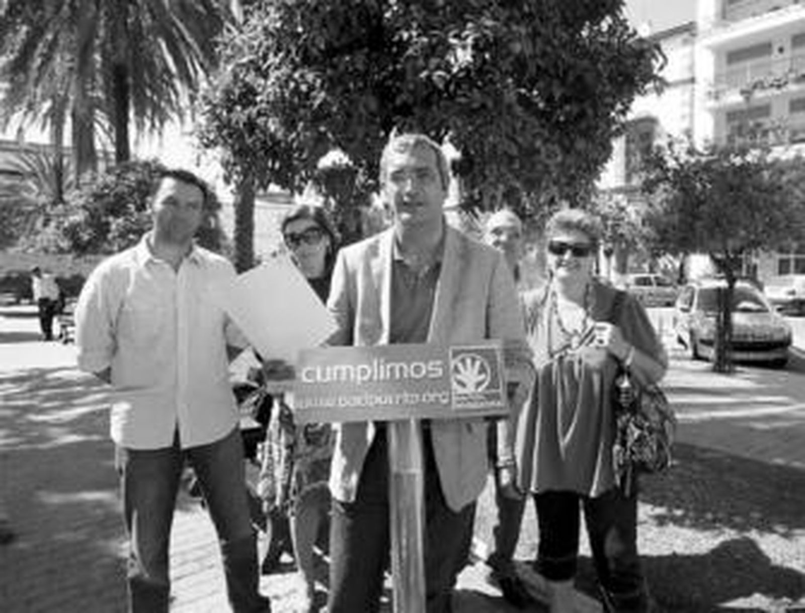 El concejal Ruiz Aguilar junto a un grupo de militantes del PA hizo balance de un año de gobierno en Fomento.