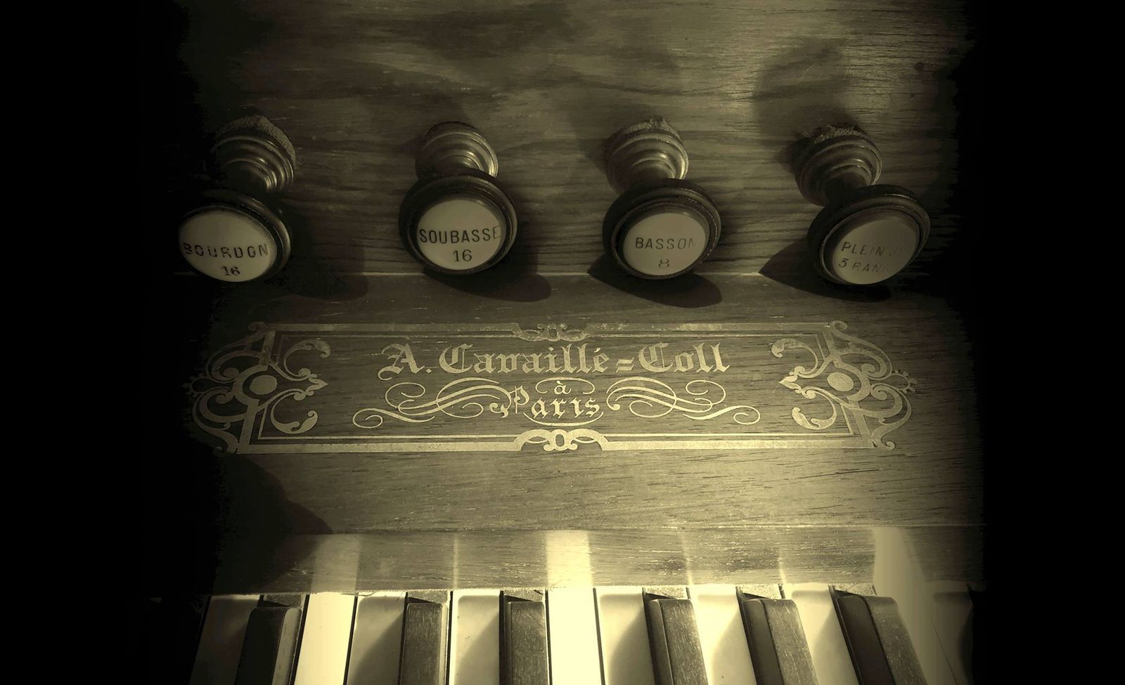 1. El órgano, de la firma Arístides Cavaillé-Coll de París, es un instrumento único, una joya del periodo romántico francés. 2. Jesús Sampedro Márquez, organista titular del órgano histórico Cavaillé-Coll de Sevilla, actuará el sábado 16 de diciembre.