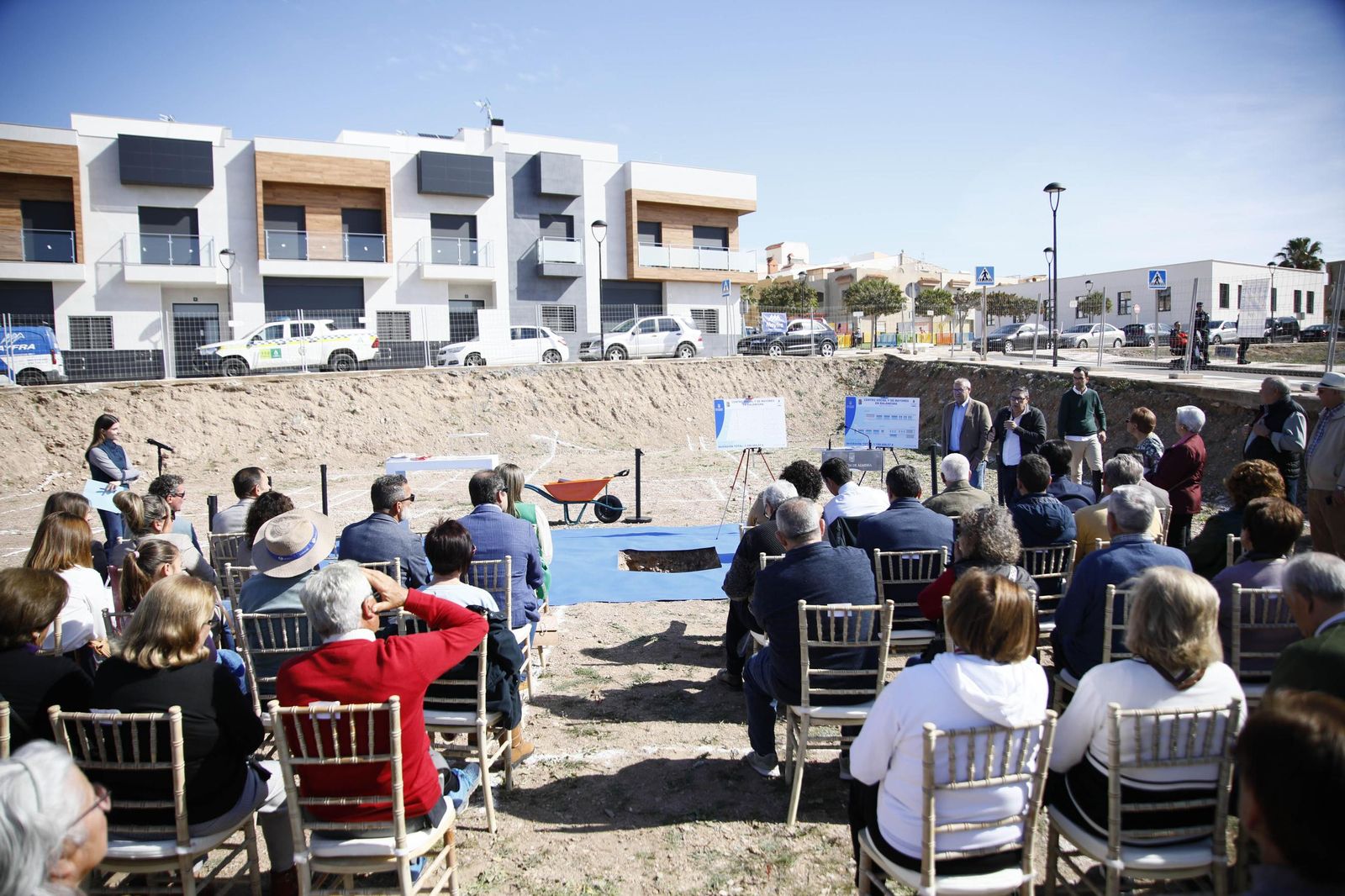 Las imágenes de la primera piedra del Centro de mayores en Balanegra