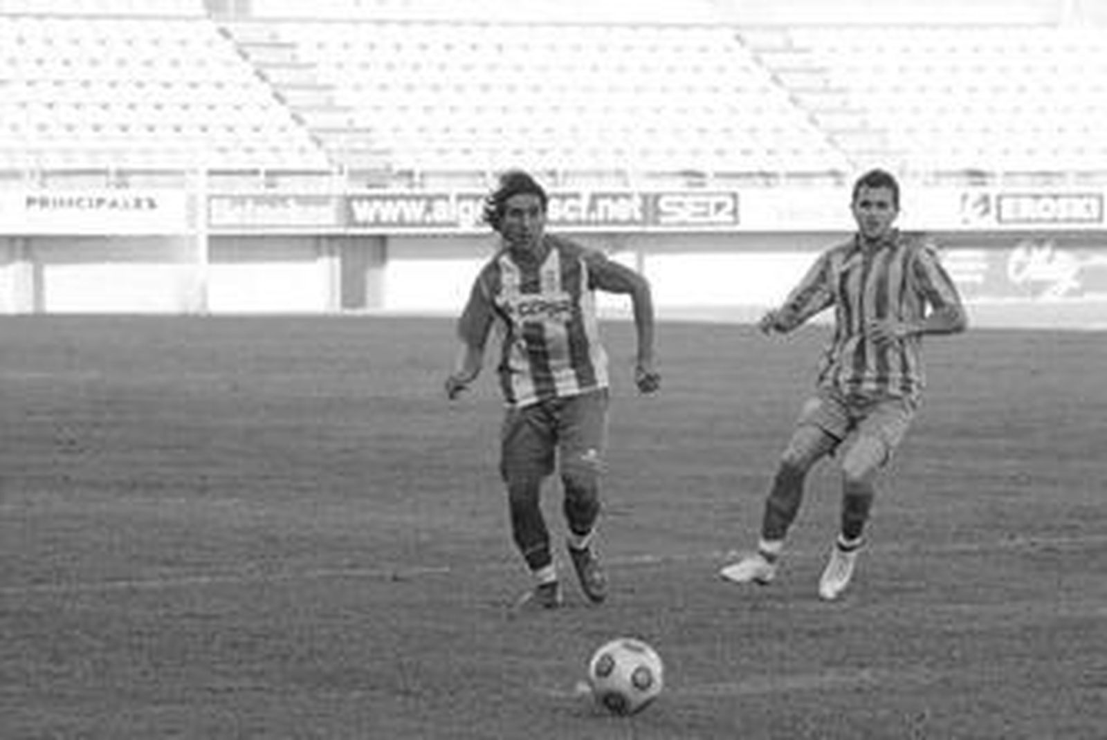 Lorenzo Garro en el centro del campo del Nuevo Mirador en un partido de liga.