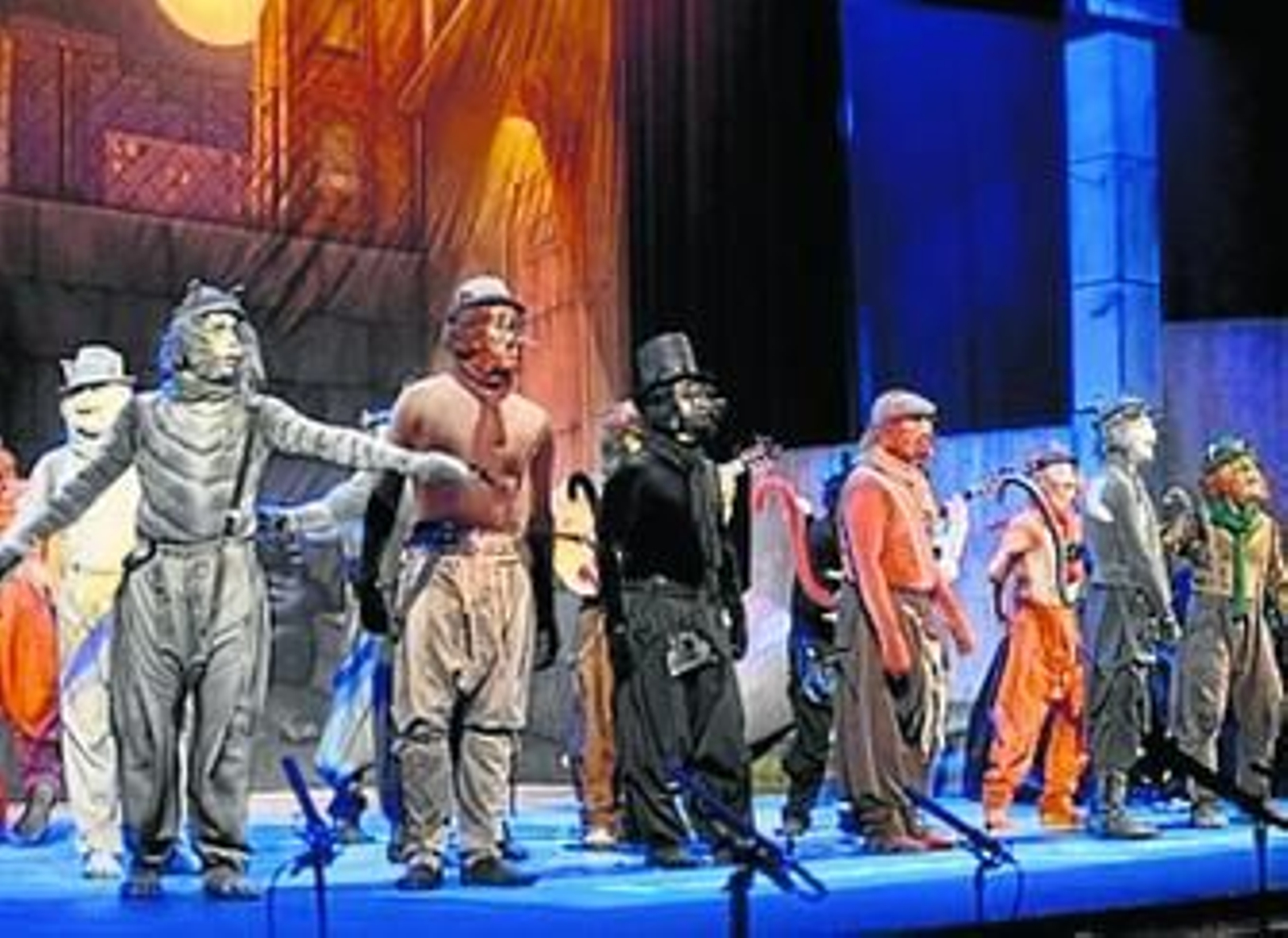 Actuación de la comparsa gaditana Los gatos callejeros.