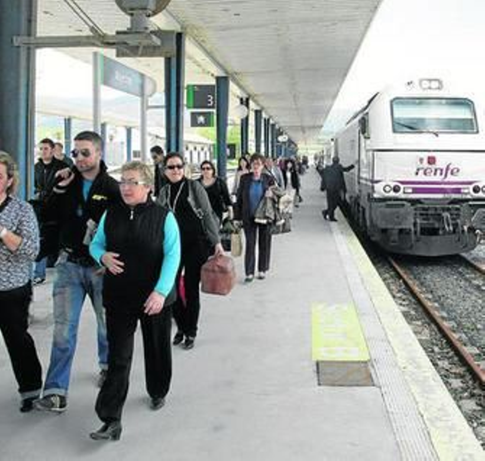 Un grupo de pasajeros desciende del tren Altaria a su llegada a Algeciras.