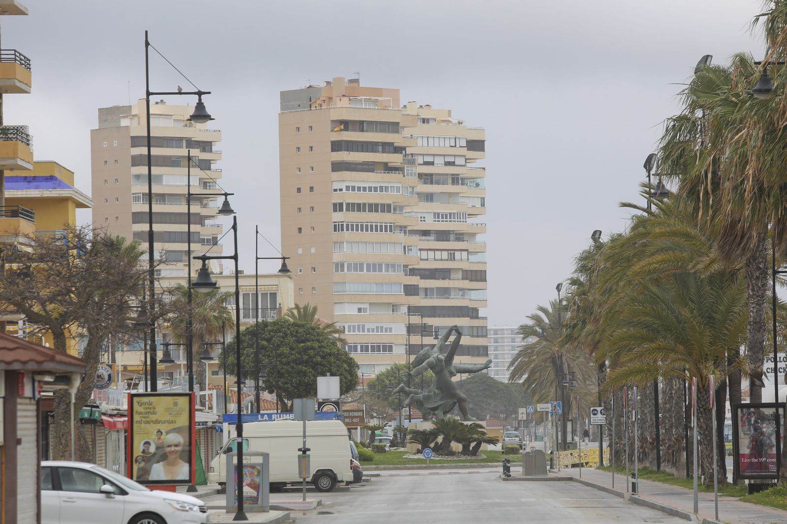 Playas cerradas en Torremolinos, la imagen del coronavirus en Málaga