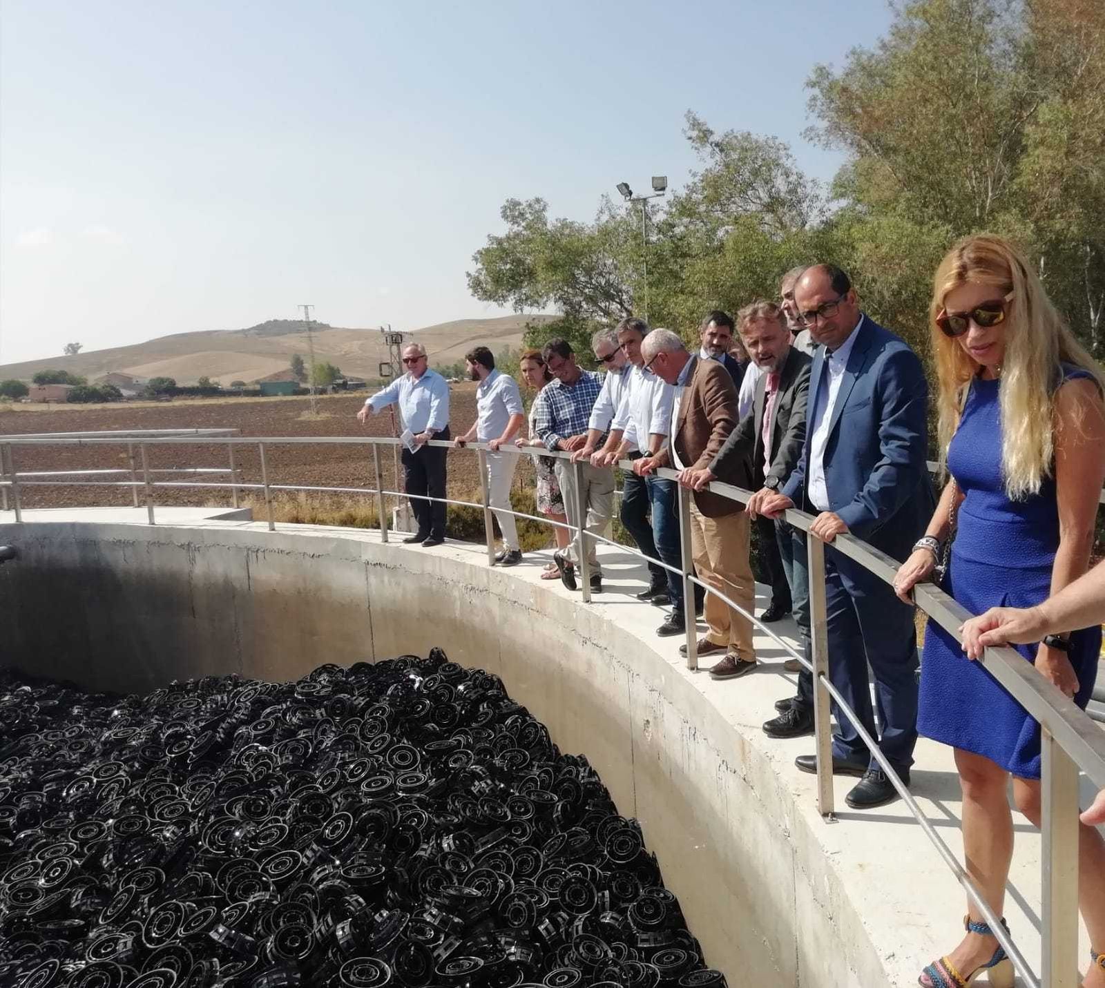 El consejero José Fiscal y otros cargos, ayer durante la visita a las obras de mejora de la EDAR de Villamartín.