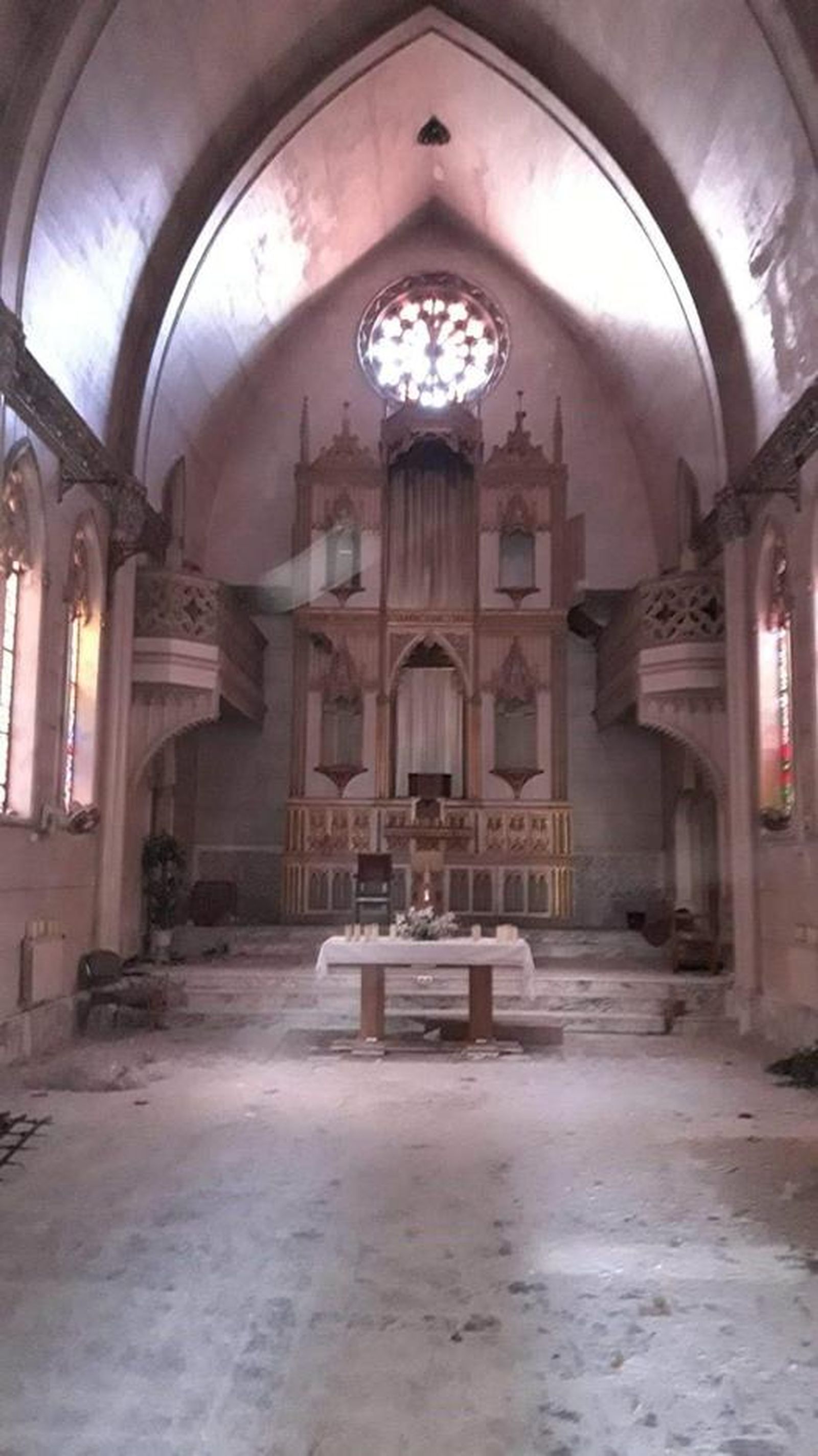 Vista de la cabecera, con retablo, coro y rosetón