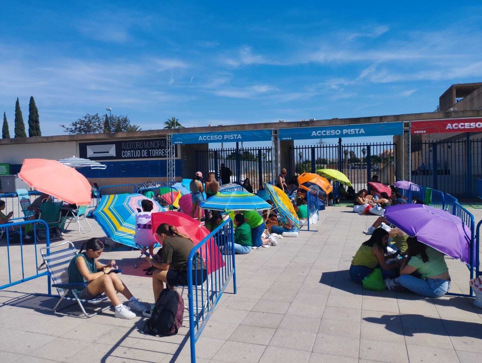 Sombrillas en el Auditorio de Málaga para esperar a Aitana