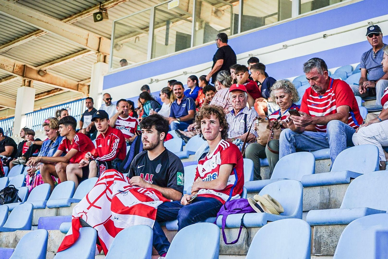 Encuéntrate en la grada del Escribano Castilla en el partido del Granada CF