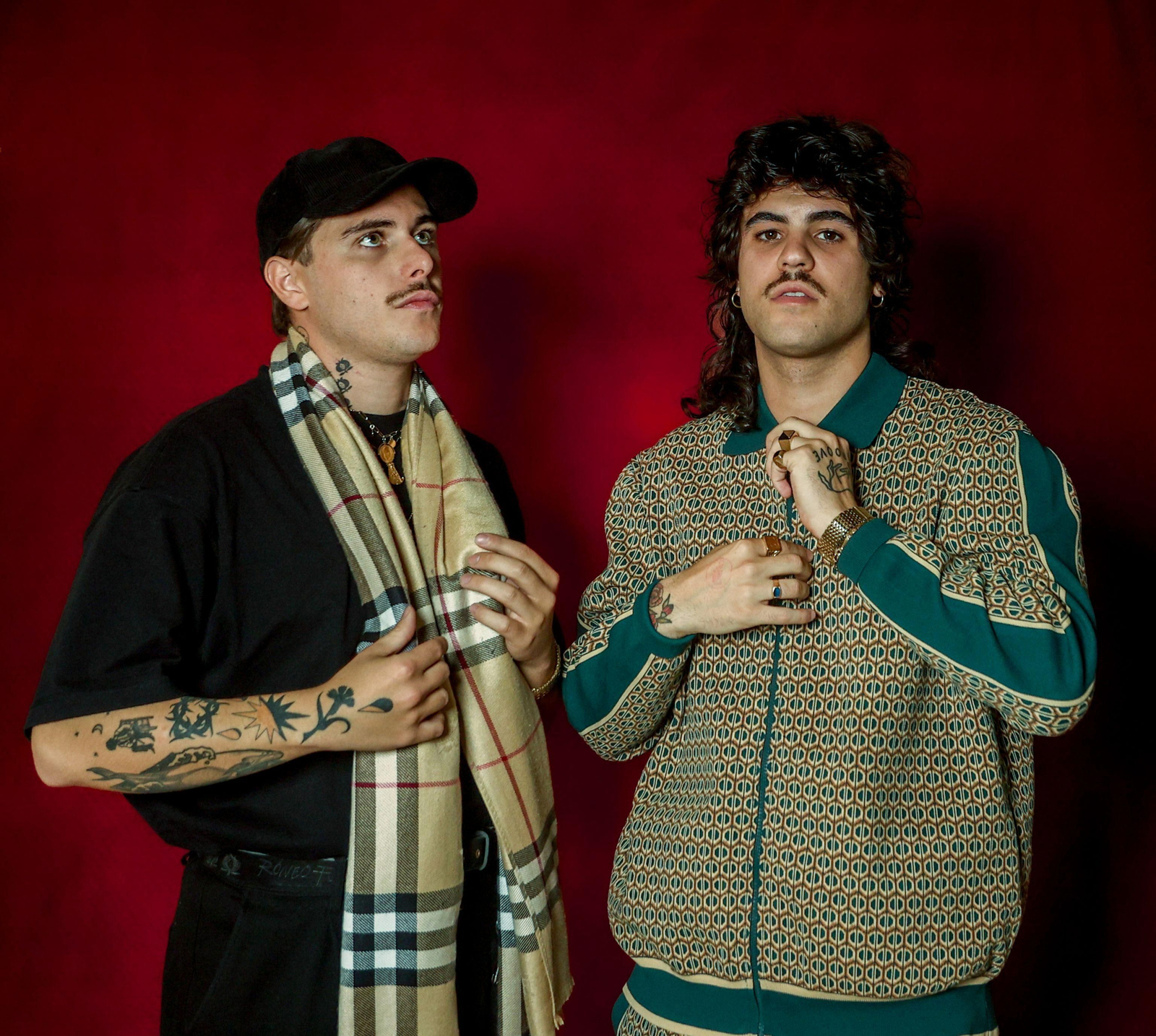 Luis Abril Martín, 'El  Nitro' (i) y Manuel Hidalgo Sierra, 'El  Indio' (d) posan para una sesión fotográfica.