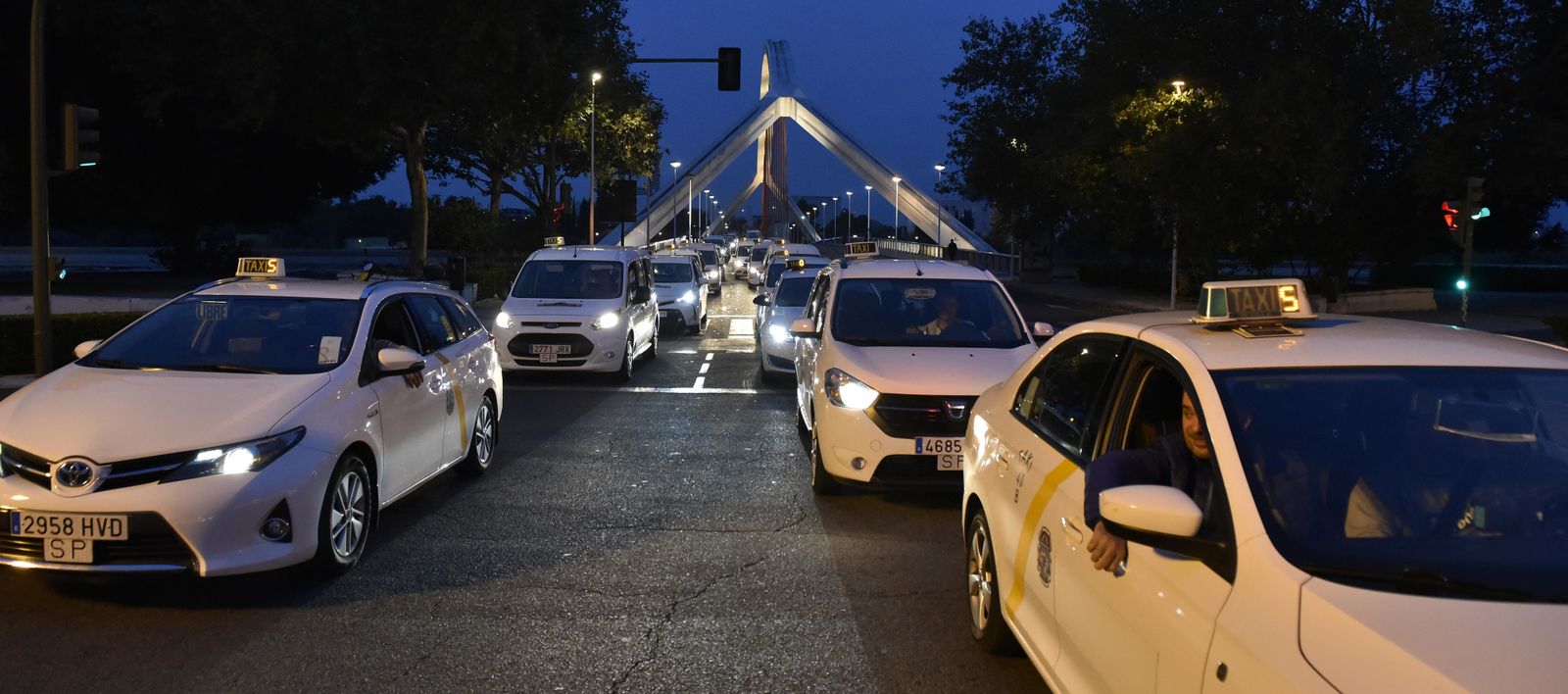 Imágenes de la manifestación de los taxistas por las avenidas de Sevilla