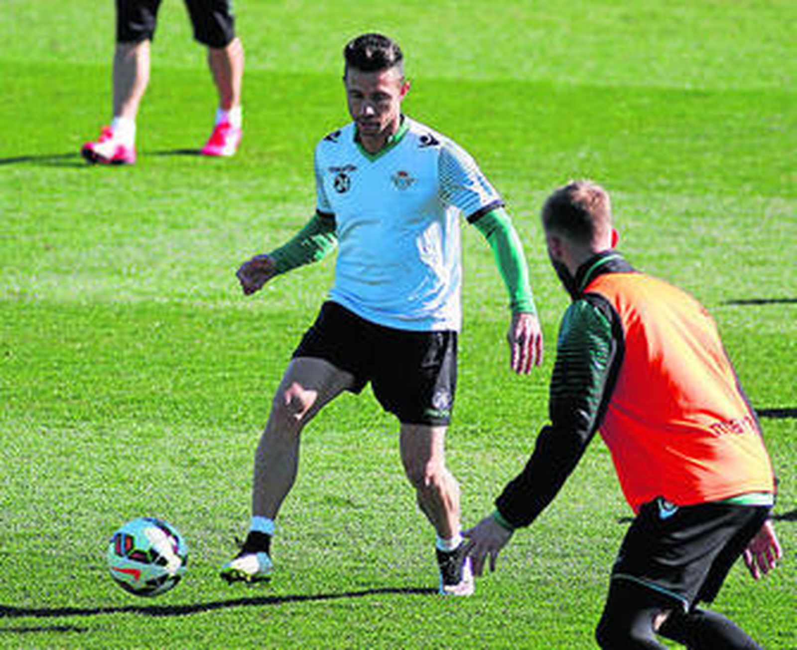 Xavi Torres se dispone a golpear el balón ante la oposición de Rennella.