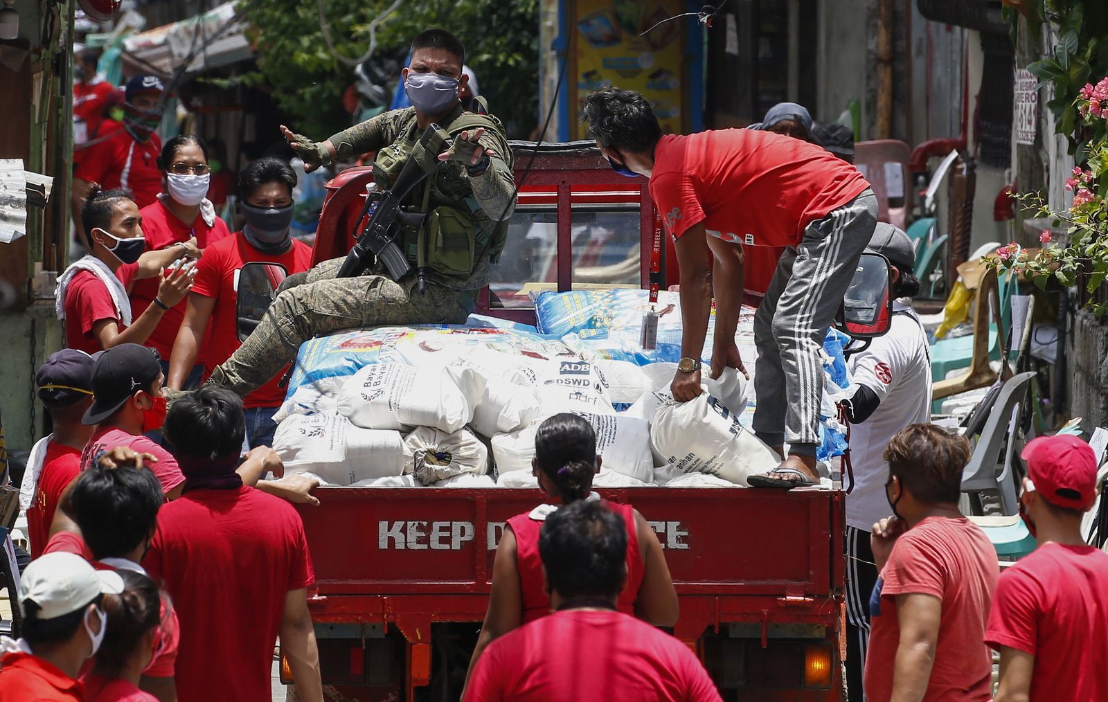 El ejército reparte alimentos entre la población de Manila (Filipinas)