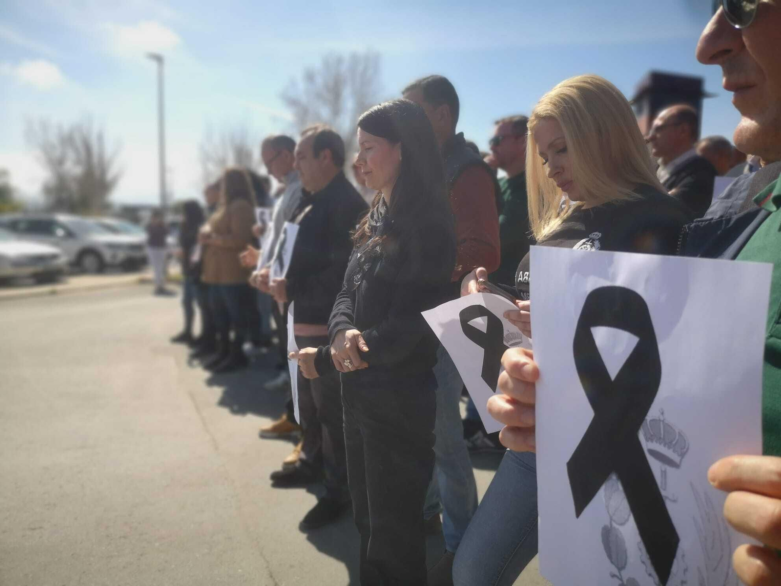 Compañeros de Nuria, en el centro de Jaén, se concentran en recuerdo y repulsa por el asesinato de su compañera.