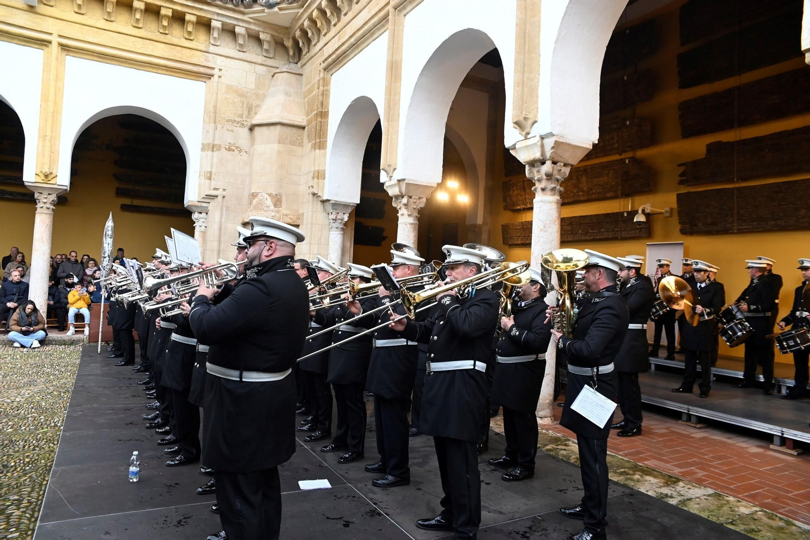 El concierto de bandas de Semana Santa en el Patio de los Naranjos, en imágenes