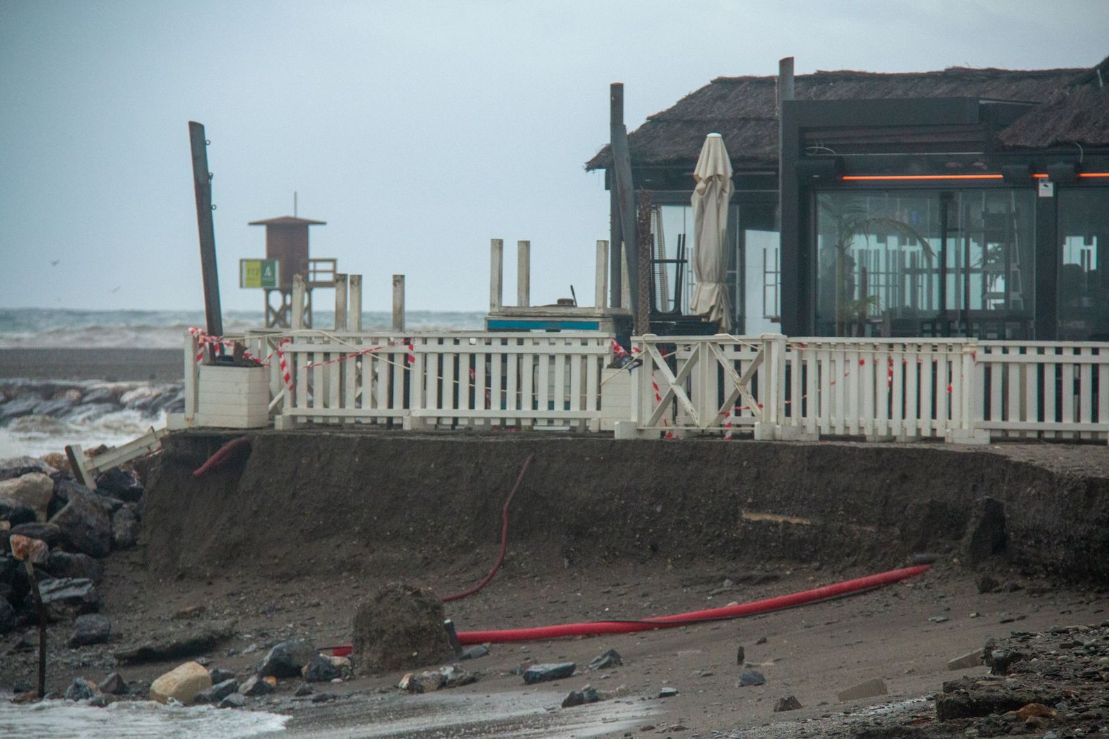 El temporal se ceba con Playa Granada