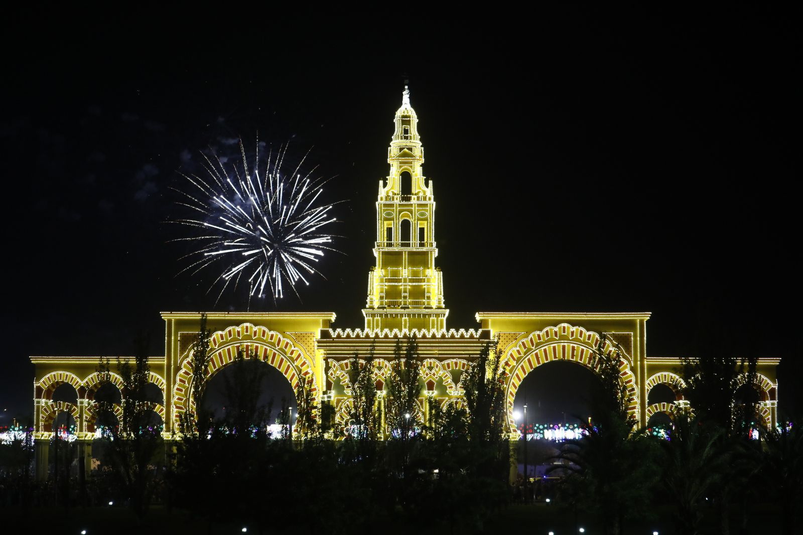 El encendido de la portada de la Feria de Córdoba, en fotografías