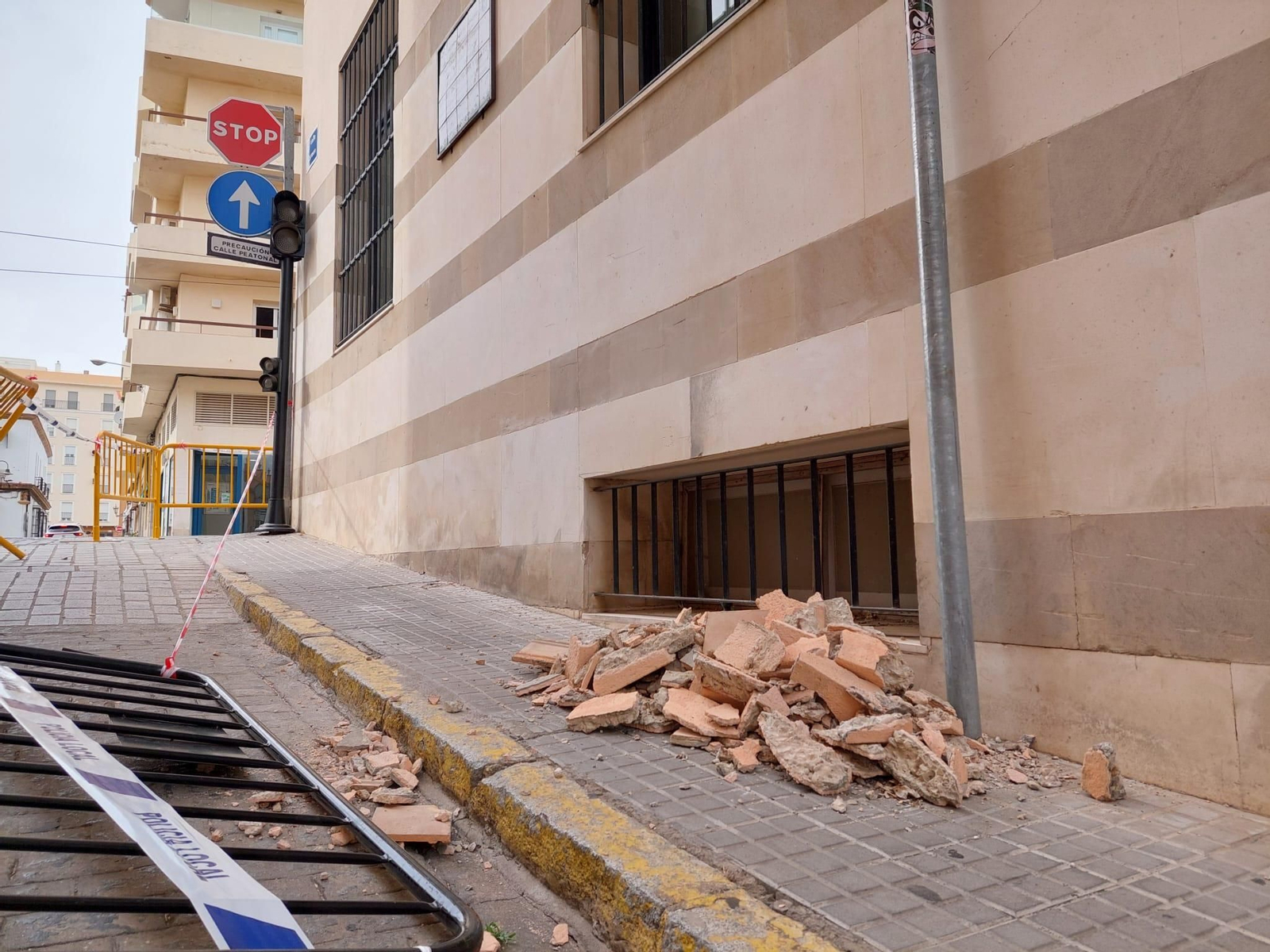 Los cascotes desprendidos de la cornisa aún eran visibles en la acera.