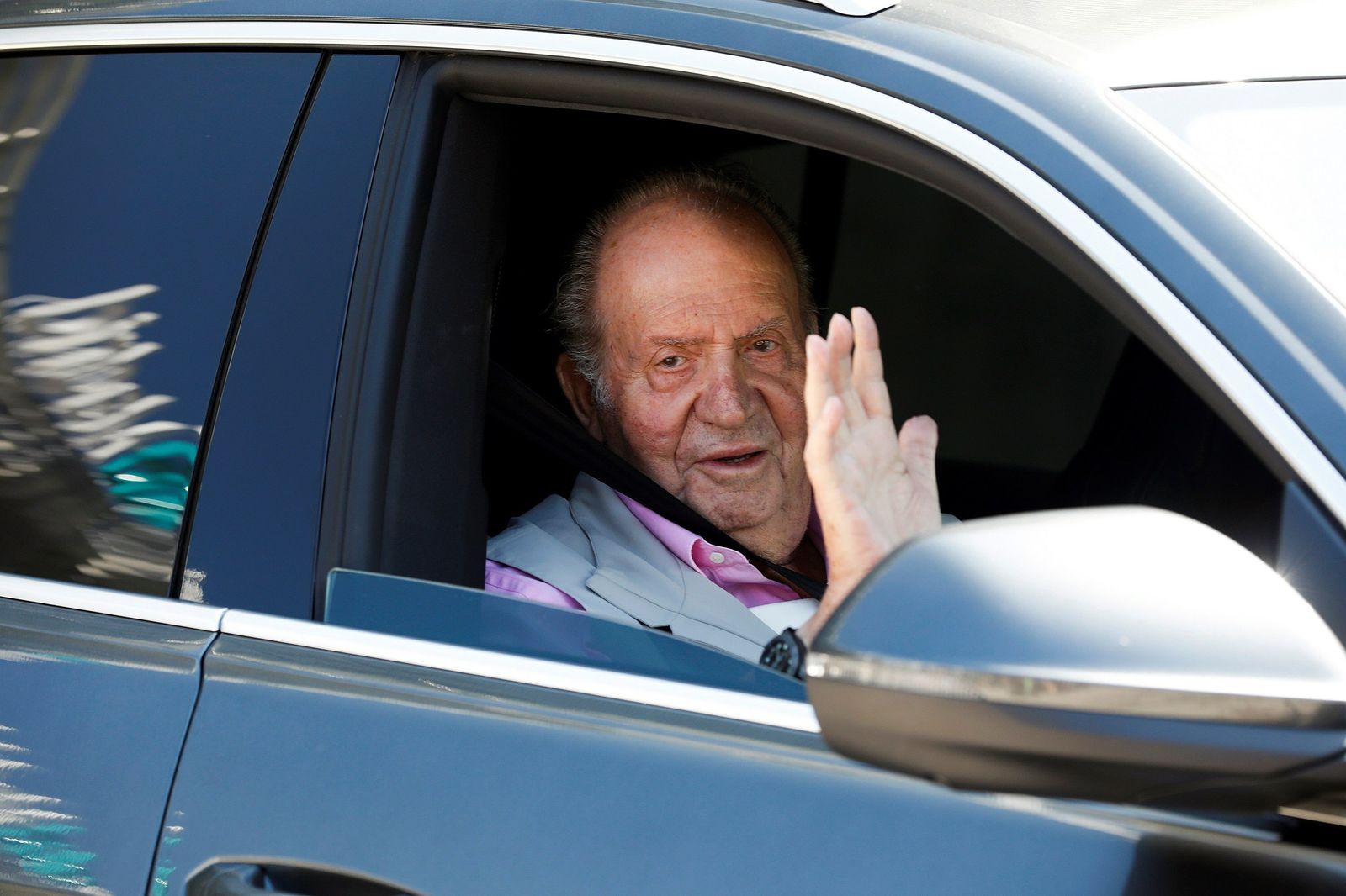 El Rey Juan Carlos saluda al salir del hospital