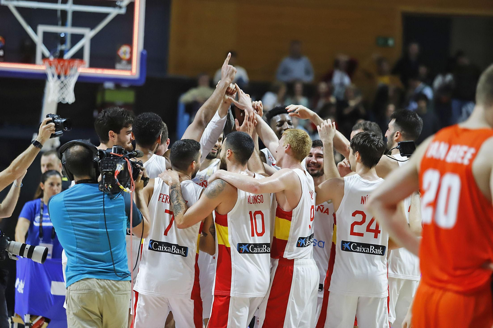 Imágenes de la celebración de la selección Española de baloncesto por certificar su pase con una victoria ante Paises Bajos Imágenes de la celebración de la selección Española de baloncesto por certificar su pase con una victoria ante Paises Bajos