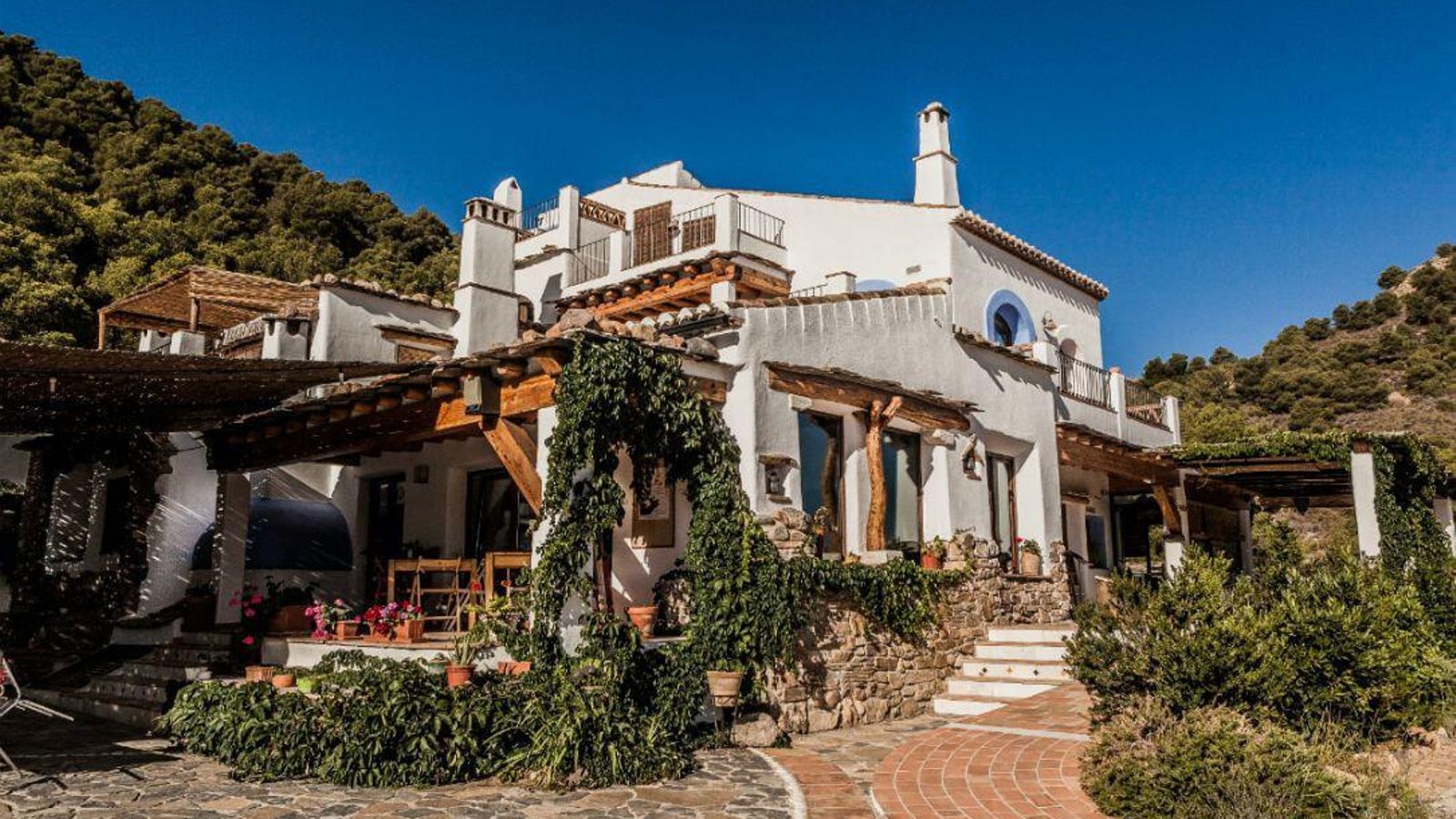 Zona exterior de la Posada del Candil, ubicada en Serón