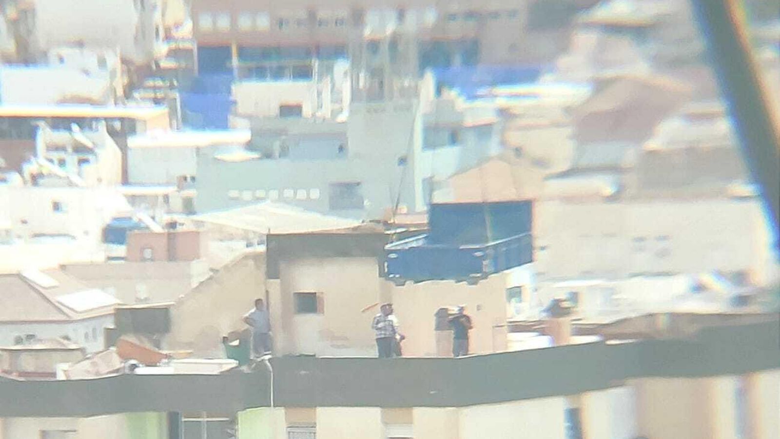 Operarios trabajan en el desalojo de la azotea Operarios trabajan en el desalojo de la azotea