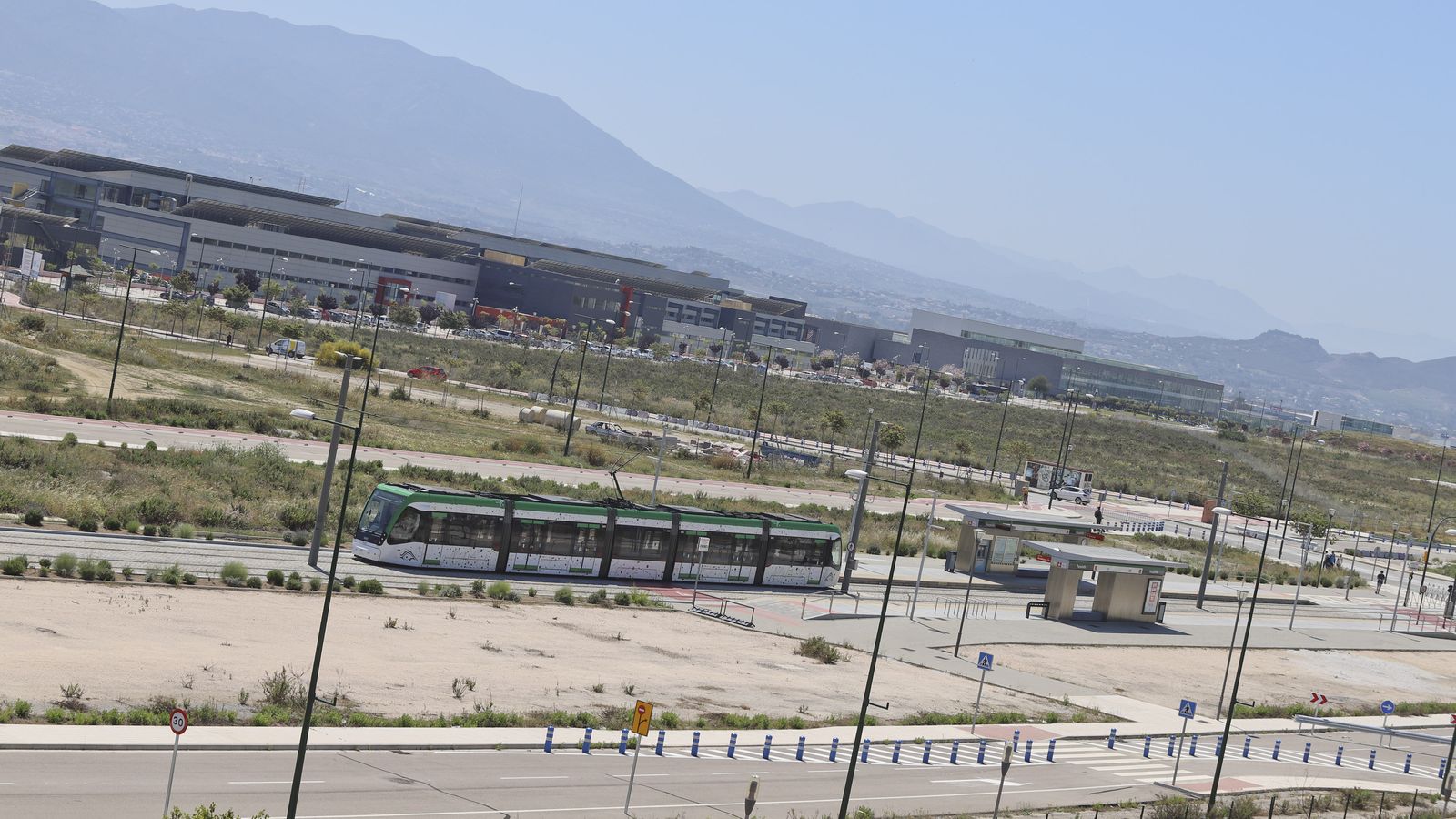 Uno de los trenes del Metro transita por la zona de ampliación de la Universidad.