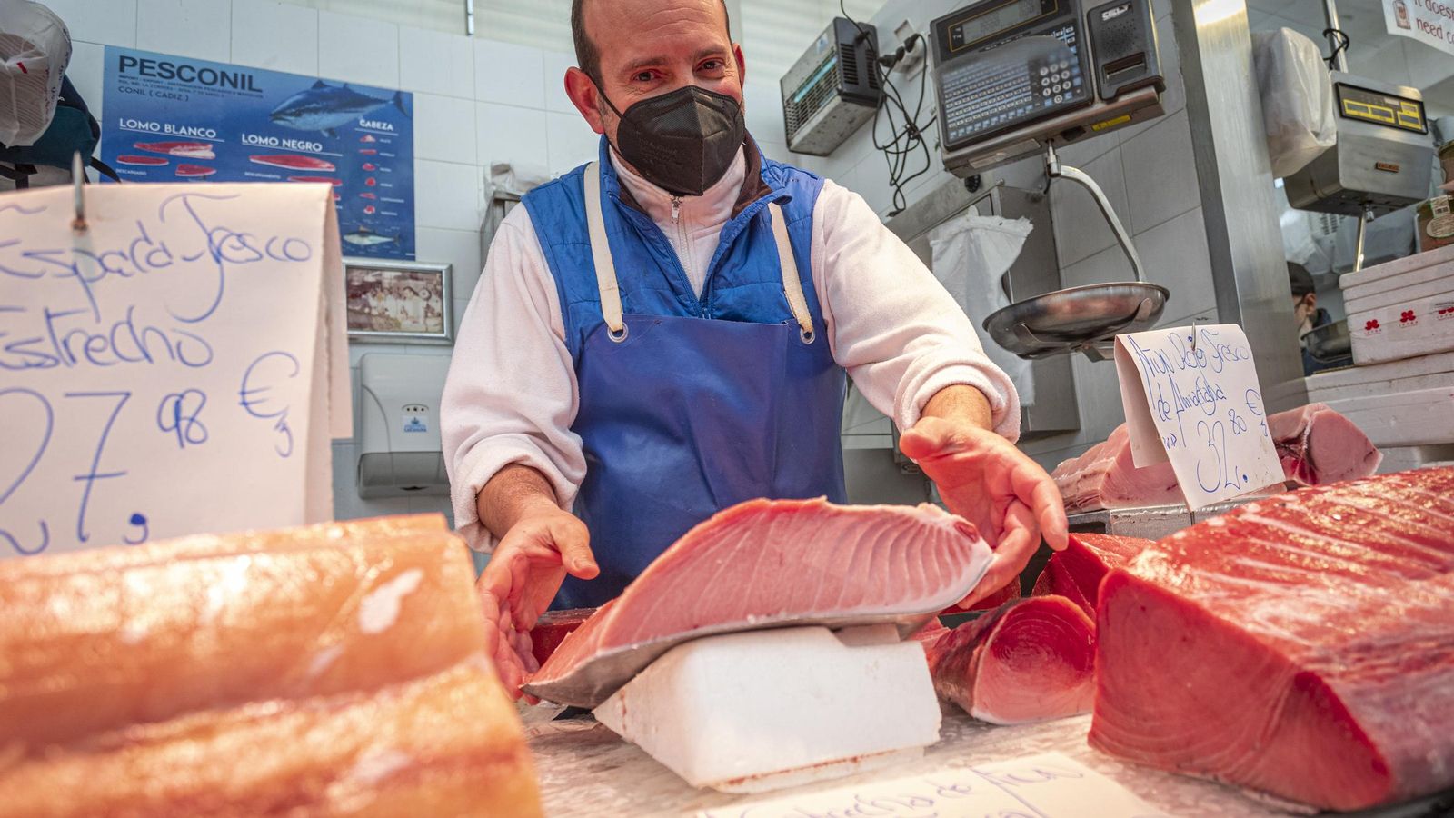 Antonio Correro, desde su puesto de pescadería del Mercado Central de Cádiz.