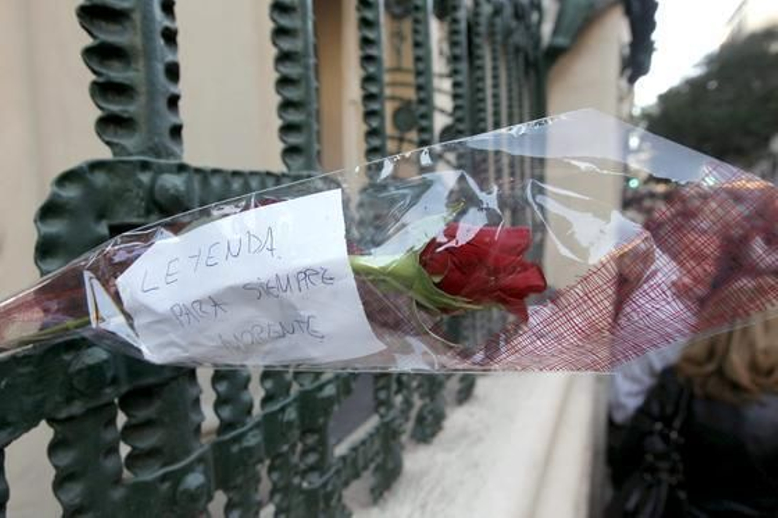 Un rosa con una nota en la que se puede leer "Leyenda para siempre Morente" cuelga a la entrada de la sede de la SGAE. / EFE