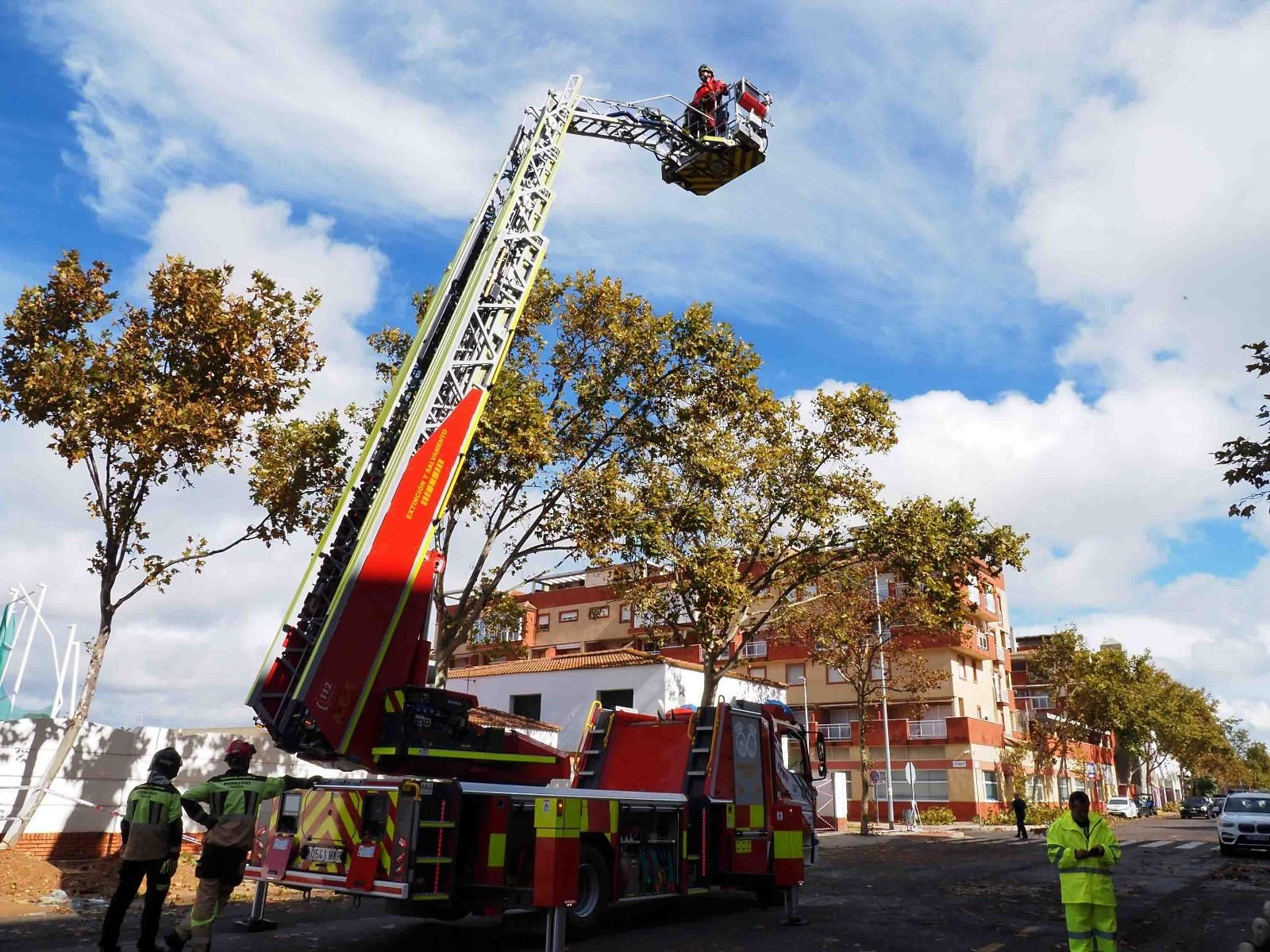 Las fotografías de los destrozos provocados por la manga marina que ha cruzado Isla Cristina durante el temporal de este miércoles