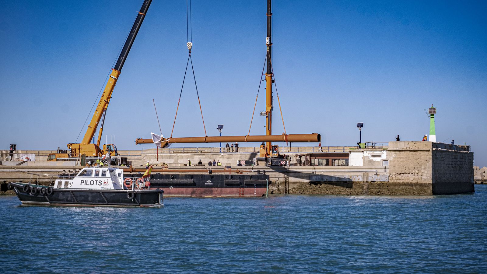Las imágenes del  traslado por mar del mástil del buque escuela Juan Sebastian Elcano a la Punta de San Felipe