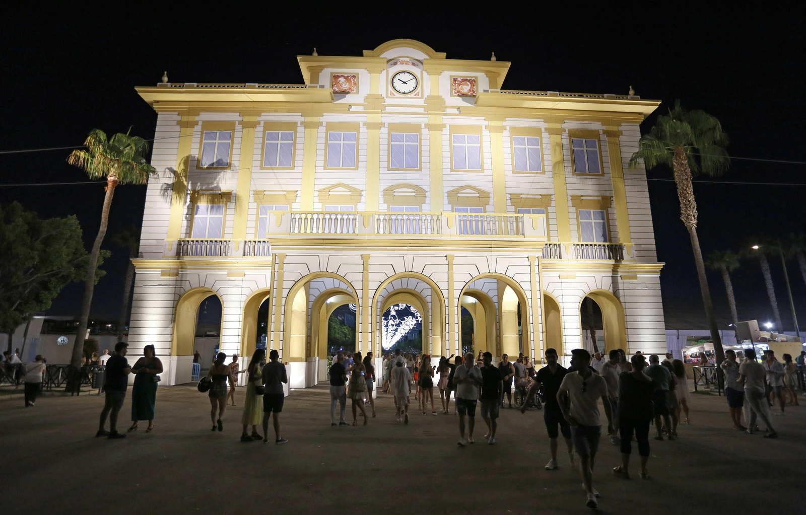 Fotos del cuarto día de Feria de Málaga en el Centro y la noche en el Real
