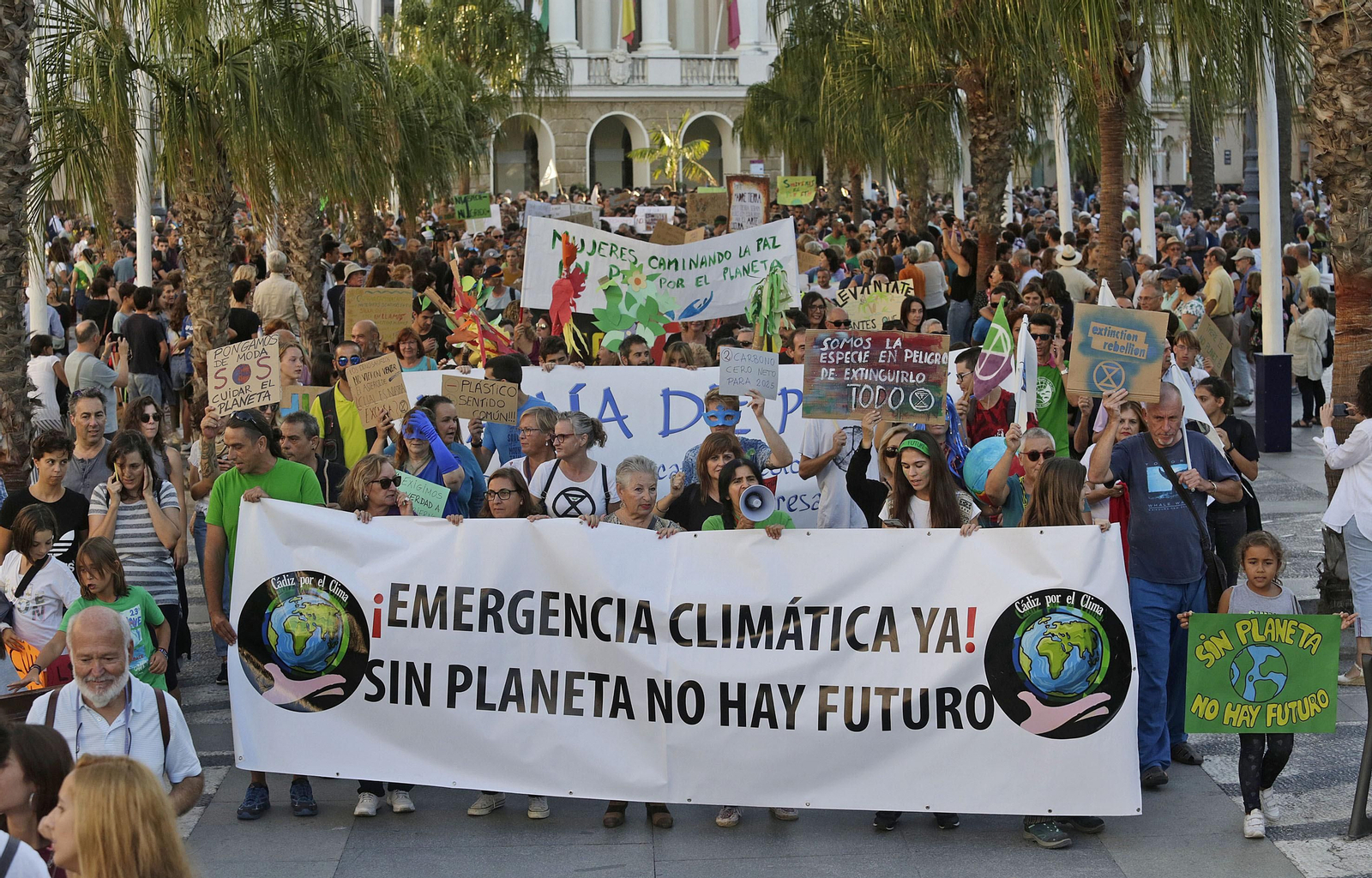 Las imágenes de la manifestación de la Huelga Mundial por el Clima en Cádiz.