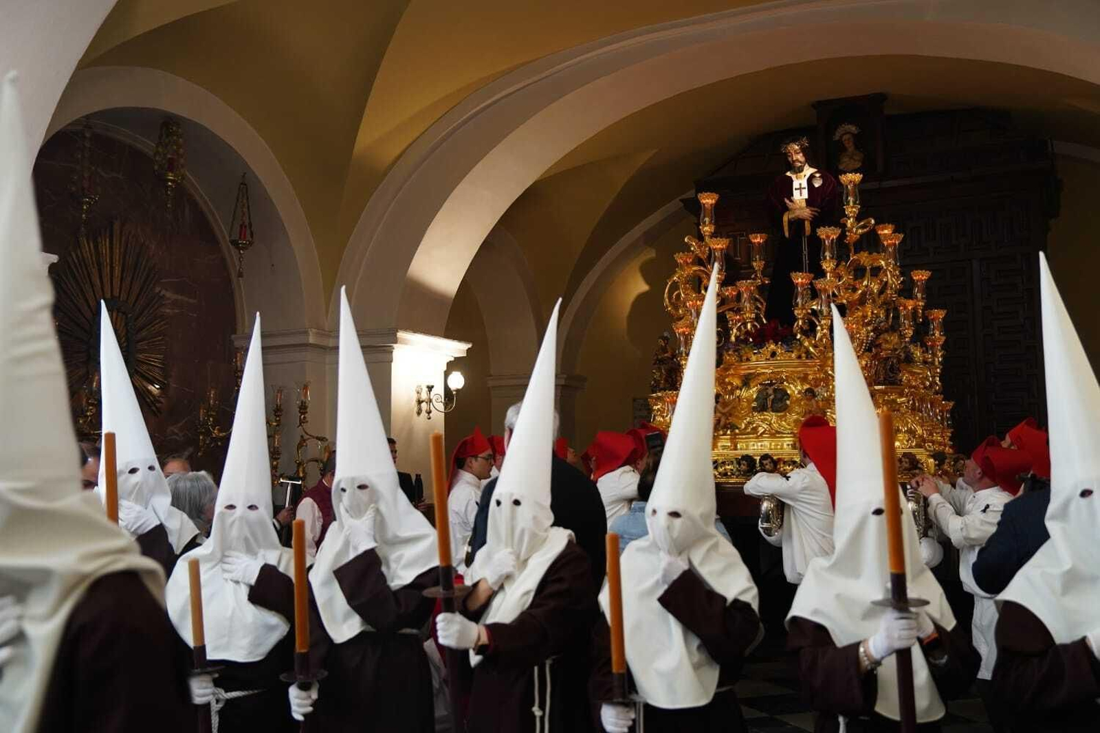 Lunes Santo en Lucena: La procesión de la Cofradía Franciscana de Pasión, en fotografías