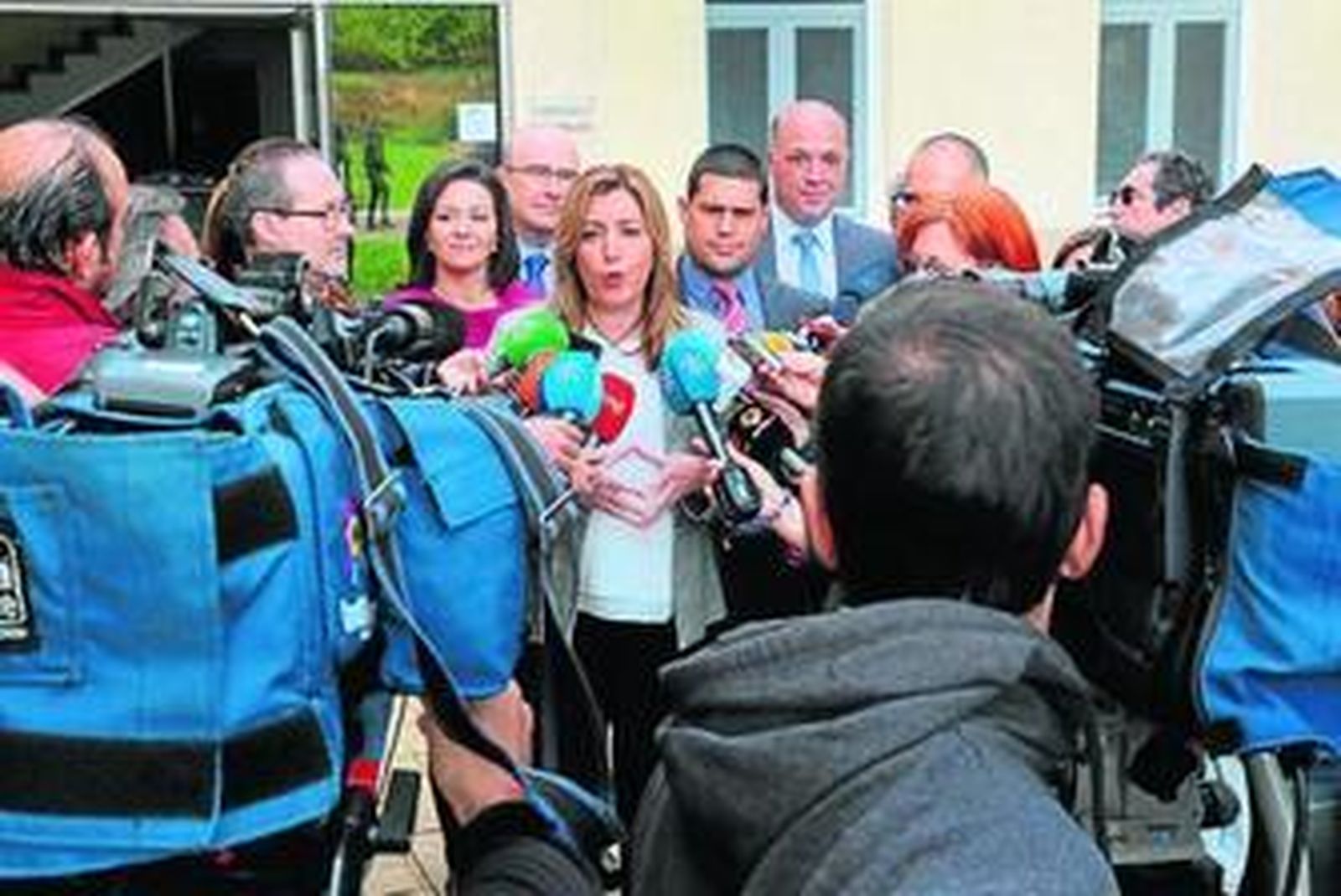 Susana Díaz atiende a los periodistas en Villarrubia.