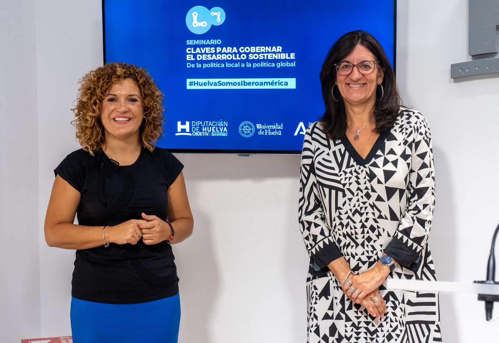 La presidenta de la Diputación y la rectora de la UHU durante la presentación del seminario.