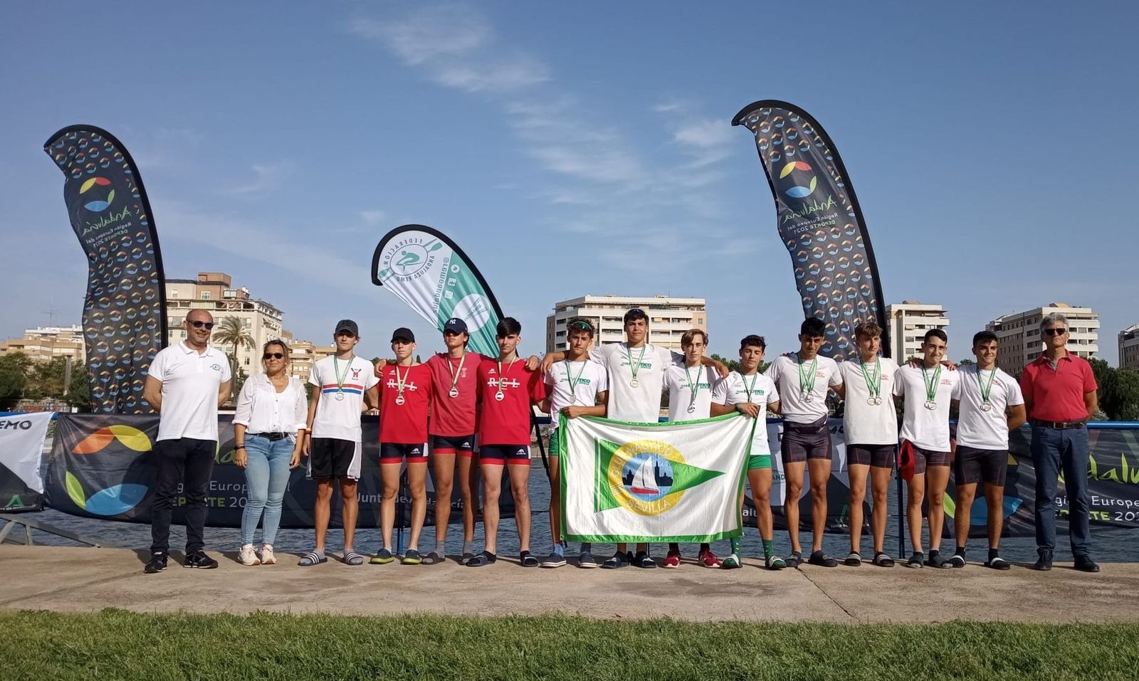 Los chicos del Club Náutico Sevilla tras la entrega de medallas.
