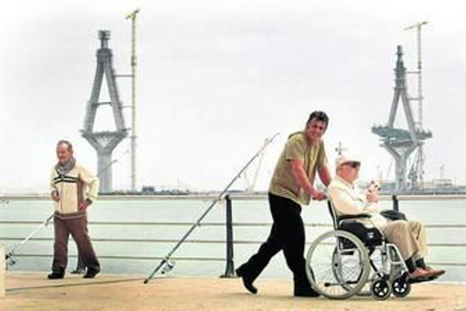 El segundo puente sin terminar de fondo en esta estampa en la nueva avenida de la Bahía.