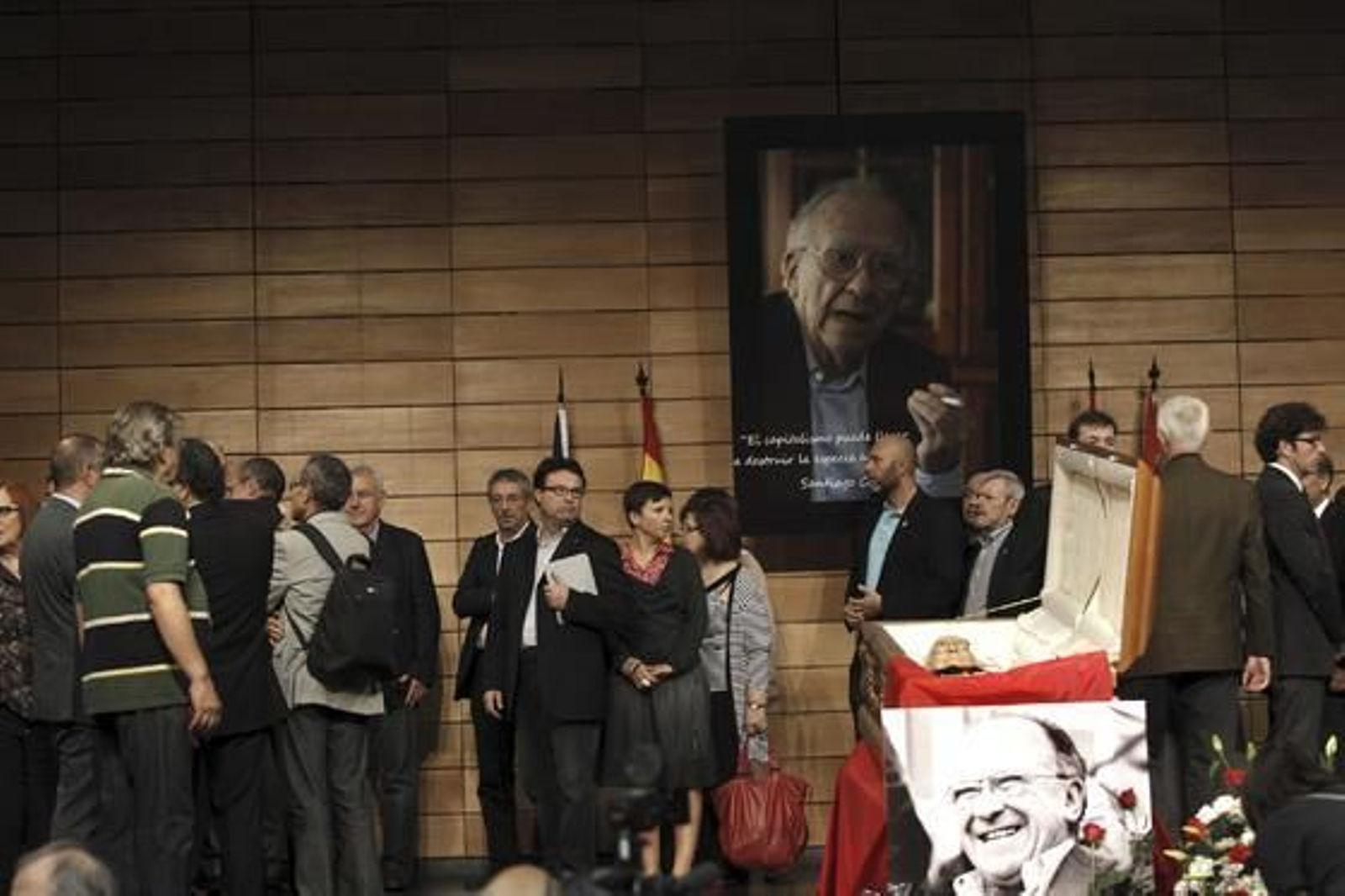 Decenas de personas han acudido a dar su último adiós a Santiago Carrillo.

Foto: EFE