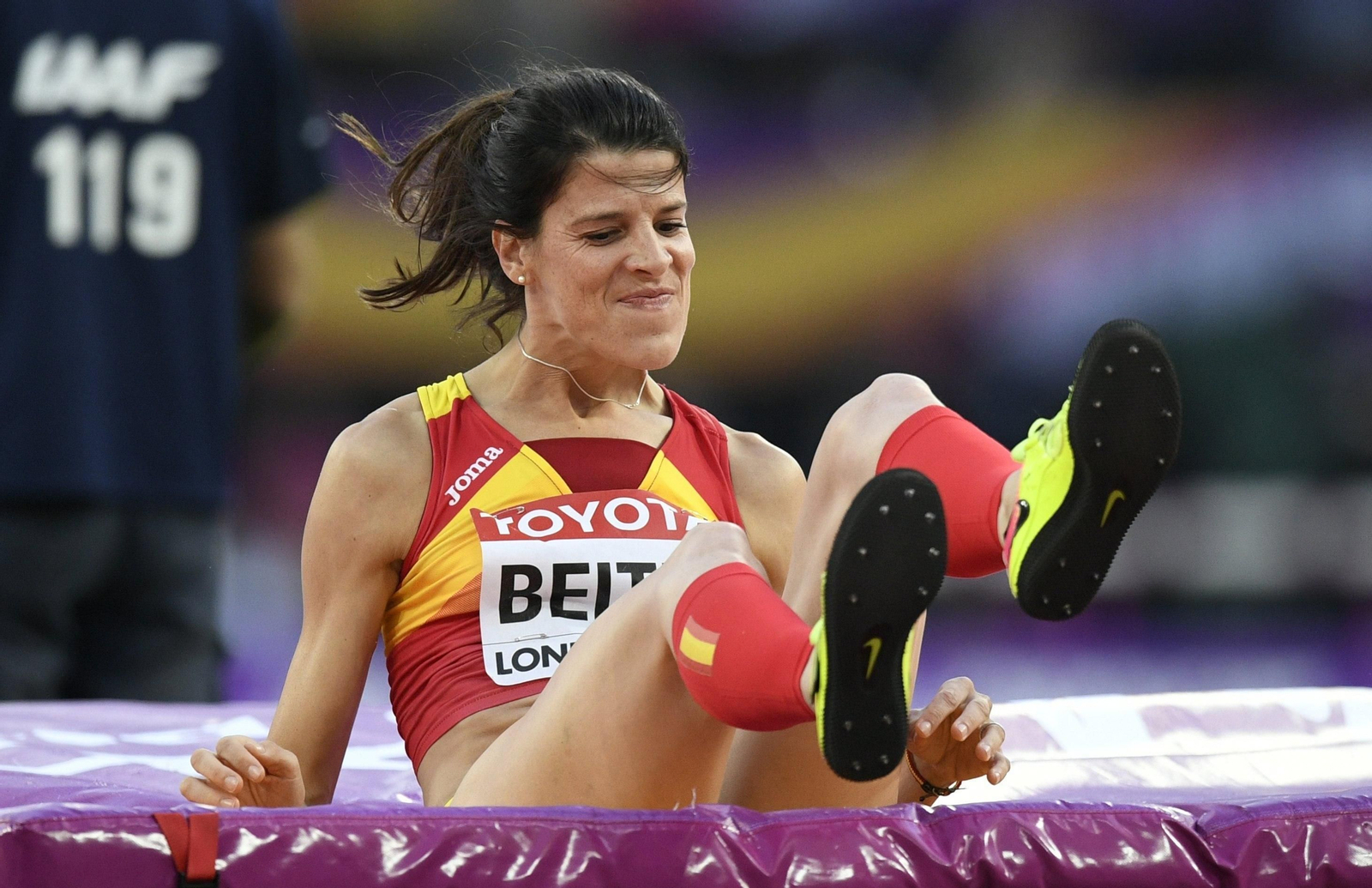 Ruth Beitia se lamenta después de derribar el listón y ser eliminada.