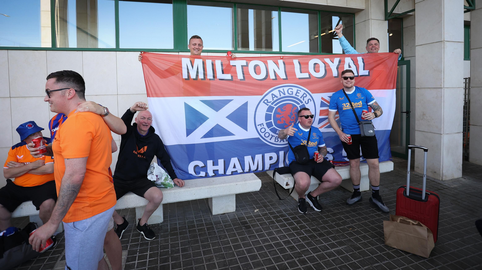 El Aeropuerto de Jerez recibe a hinchas de Glasgow Rangers y Eintracht Frankfurt