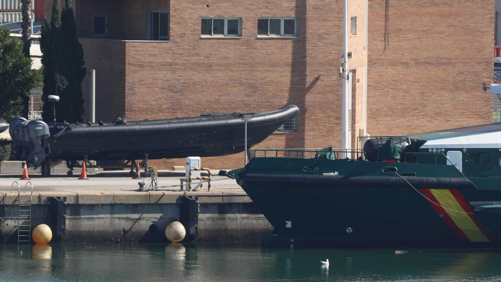 La narcolancha pilotada por Kiko El Cabra a su llegada al Puerto de Algeciras, este martes. La narcolancha pilotada por Kiko El Cabra a su llegada al Puerto de Algeciras, este martes.