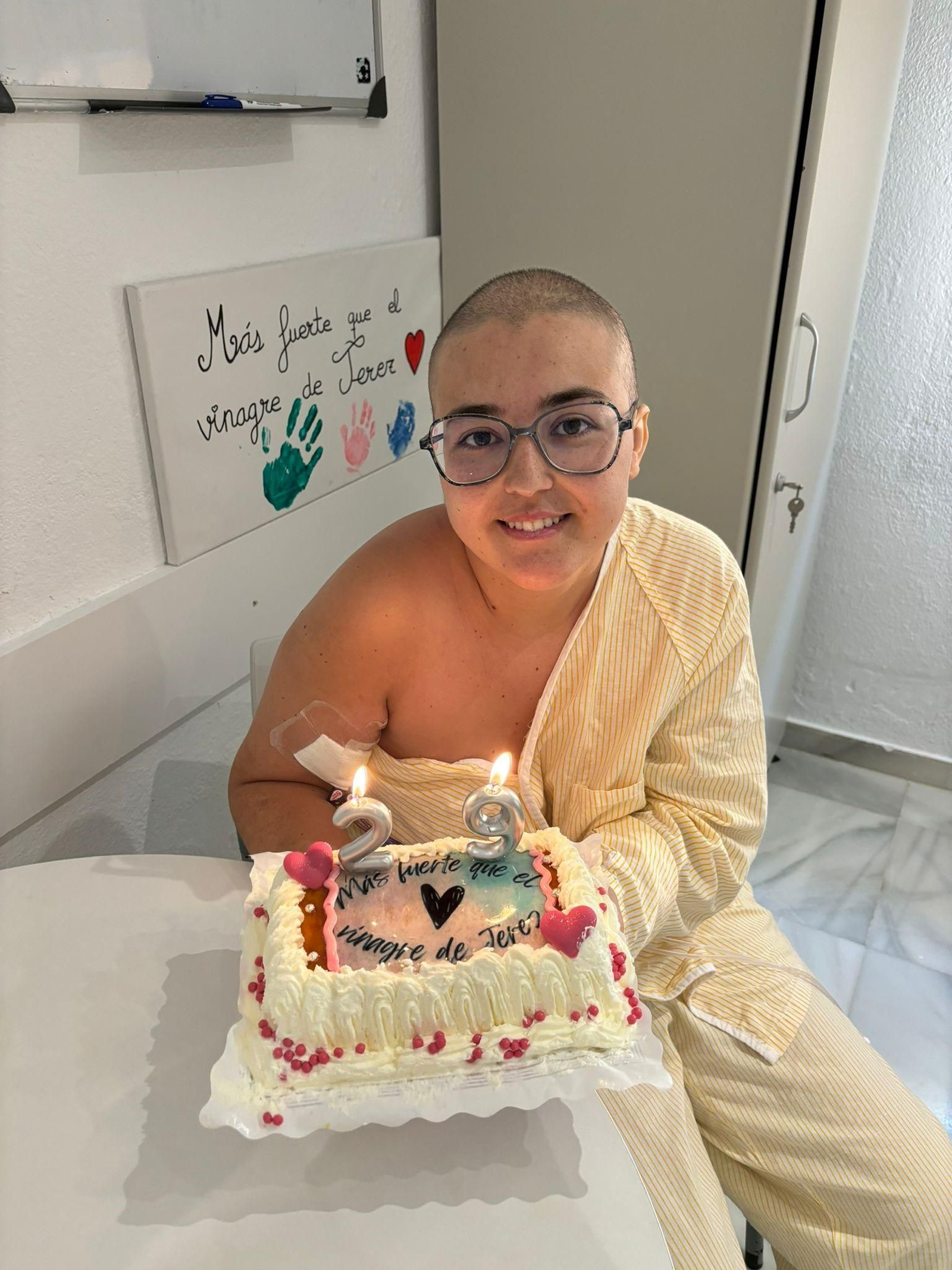 Alba Barrera, tras recibir la tarta de cumpleaños en su habitación.