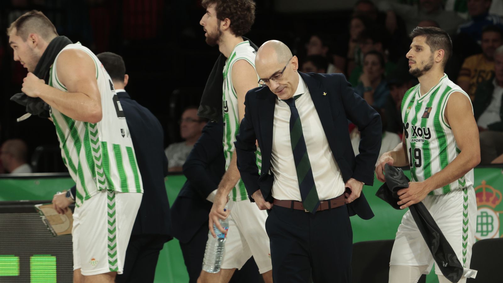 Javi Carrasco se lamenta junto a Krutwig, Domenech y Rogic.