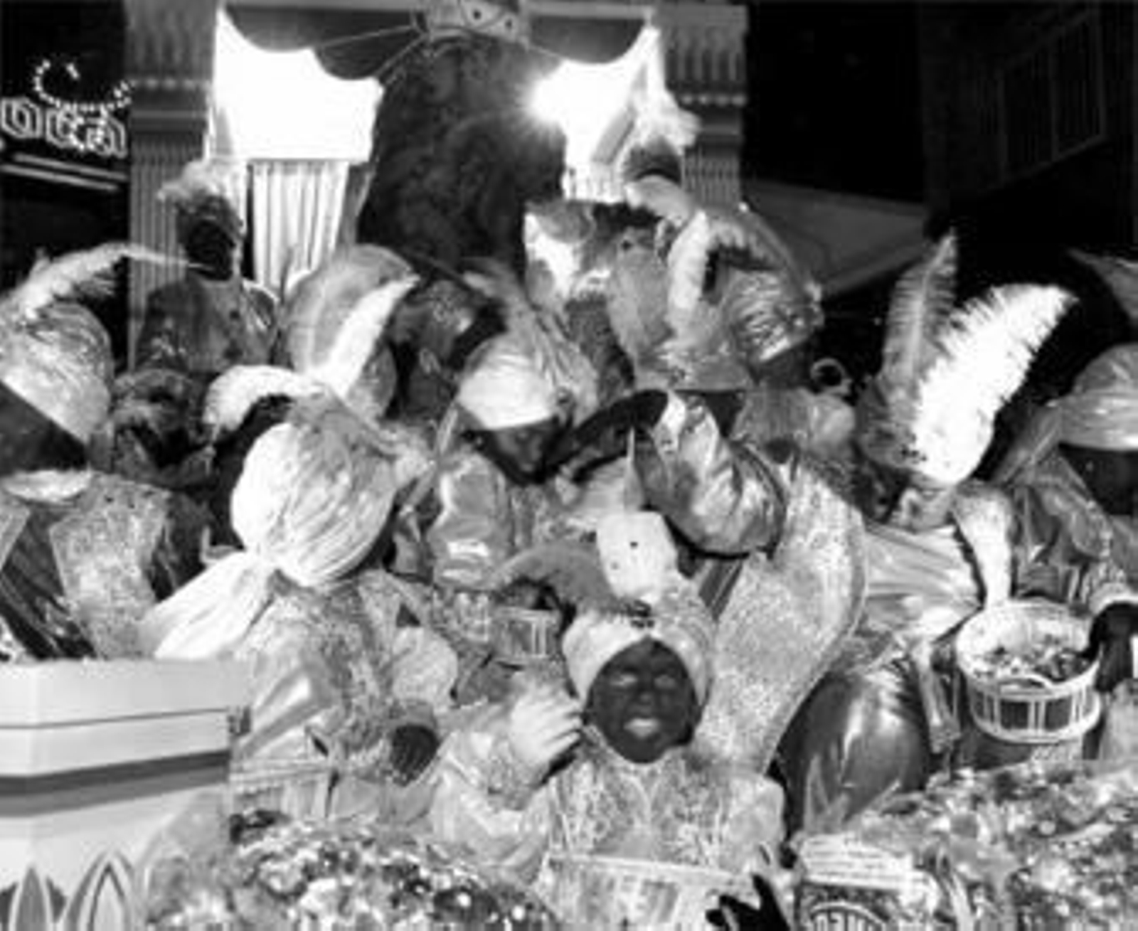 Un grupo de niños, rodeado de caramelos, en una de las últimas cabalgatas celebradas en Lucena.