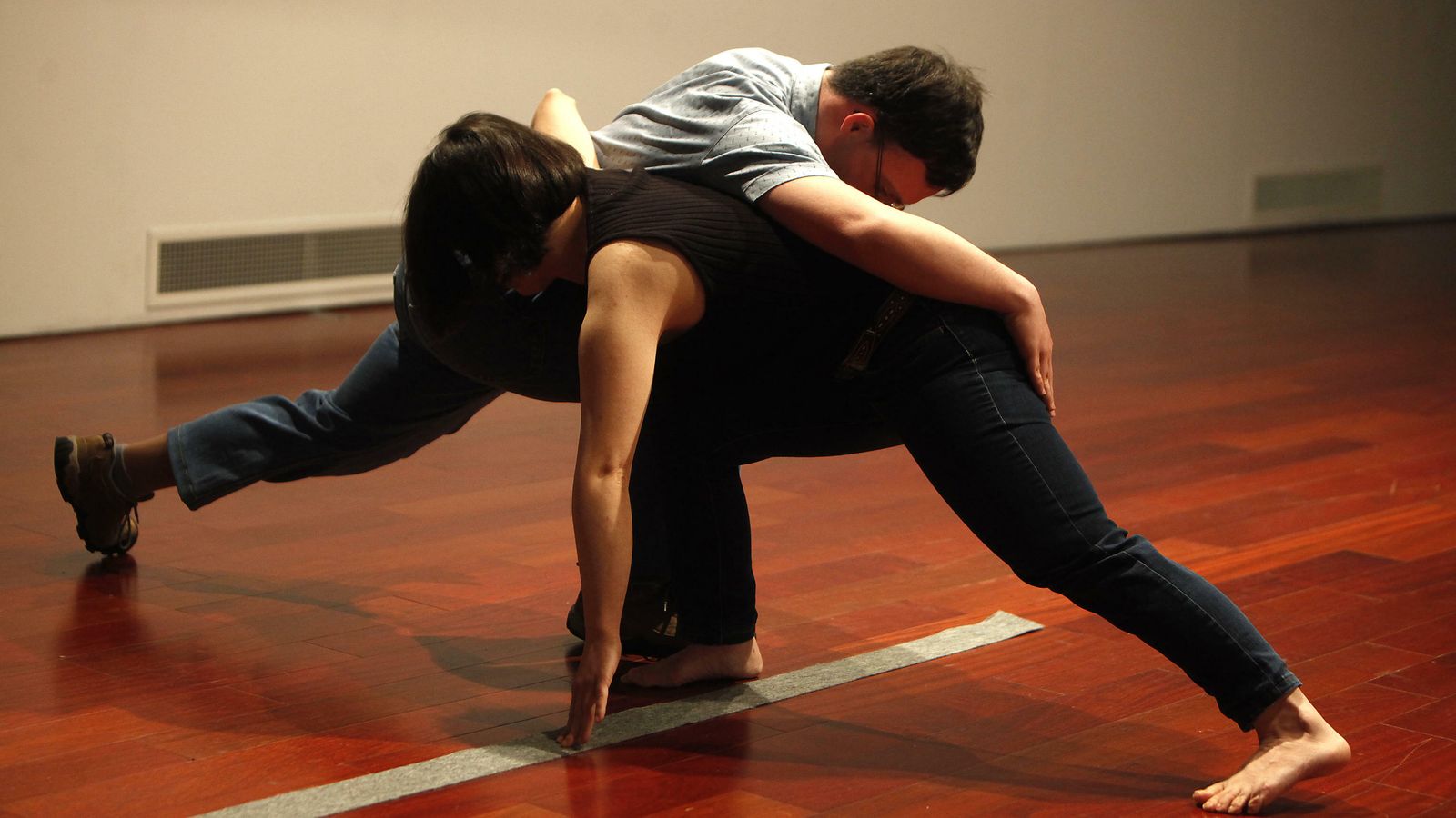 Tras la presentación del Festival Escena Mobile en el Espacio Santa Clara se ha interpretado una 'performance' por parte de Jaime García e Irene Crespo (Danza Mobile) junto a la cantante italiana Sofia Taliani.