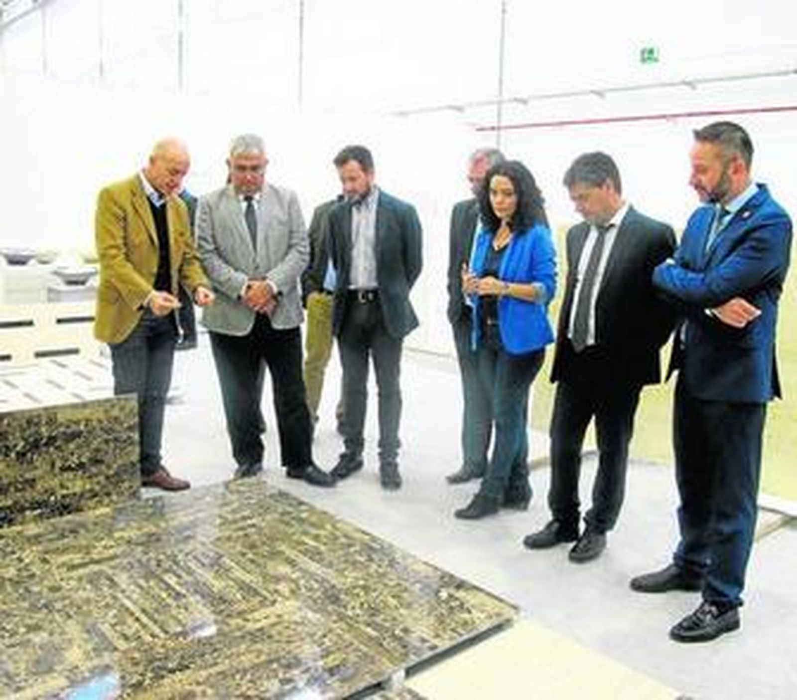 Diego Martínez Cano, uno de los firmantes de la carta, mostrando mármol a Ramírez de Arellano en su visita a Macael.