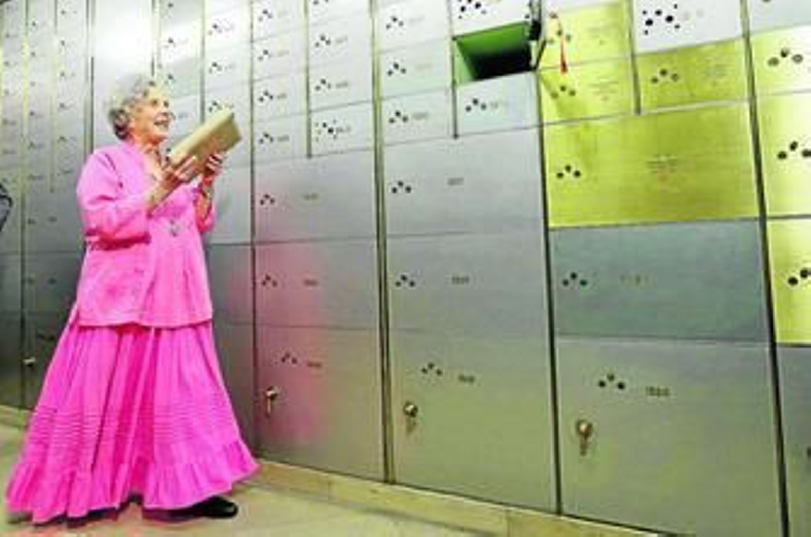 Elena Poniatowska, haciendo entrega de su legado en la Caja de las Letras del Instituto Cervantes.