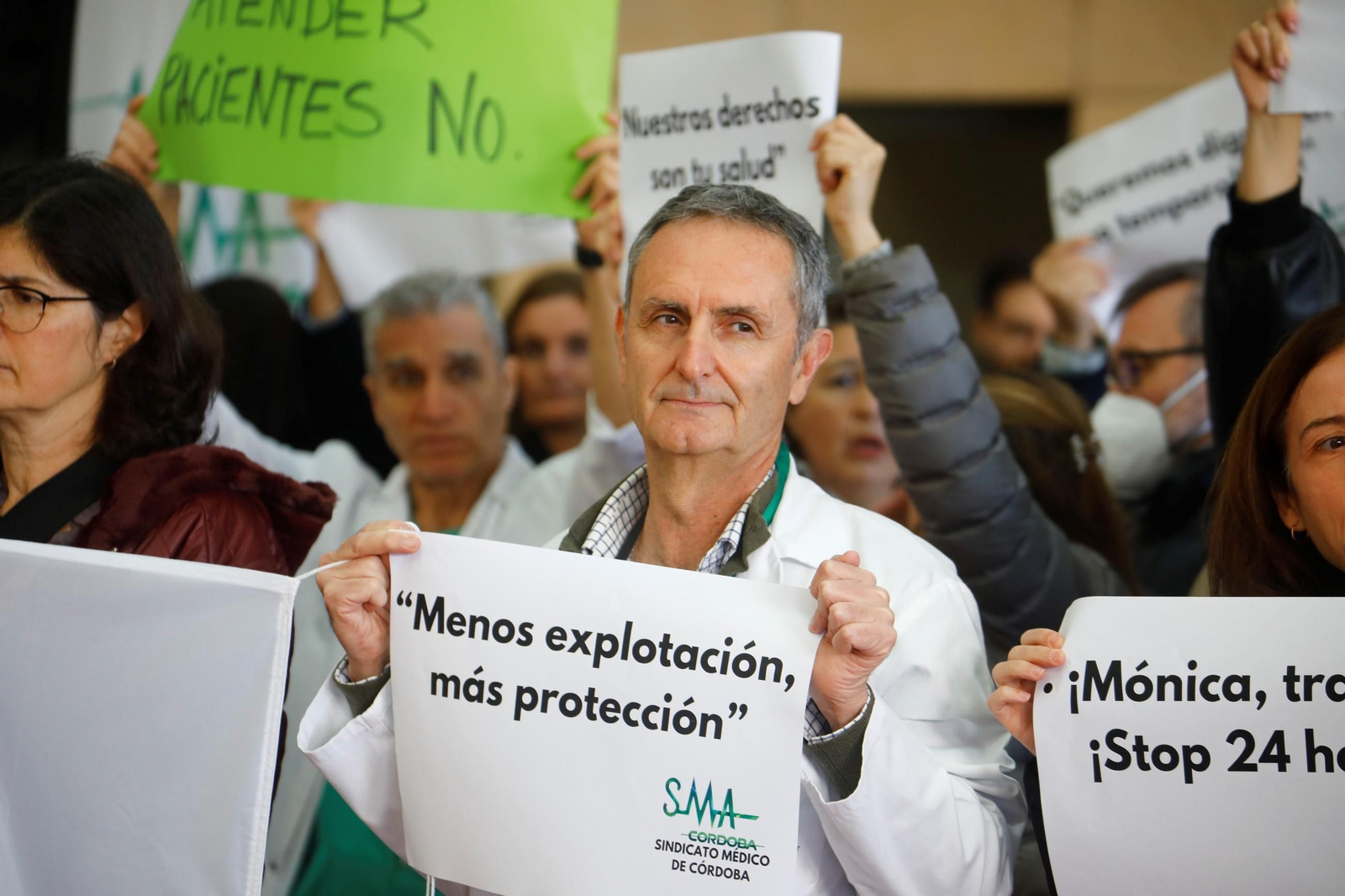 La concentración por la huelga de médicos en Córdoba contra el Estatuto Marco, en imágenes